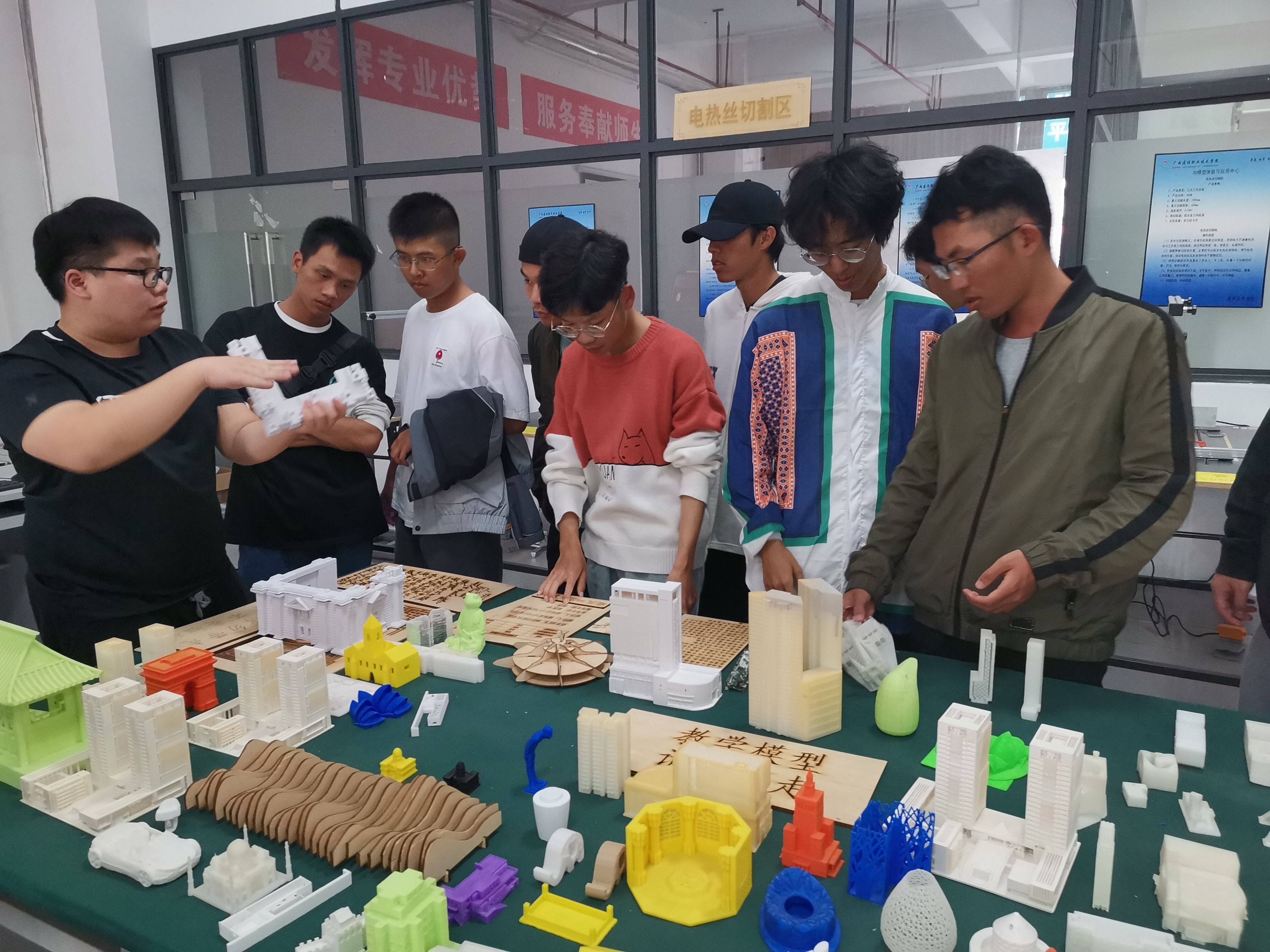 学生观摩3D打印成品