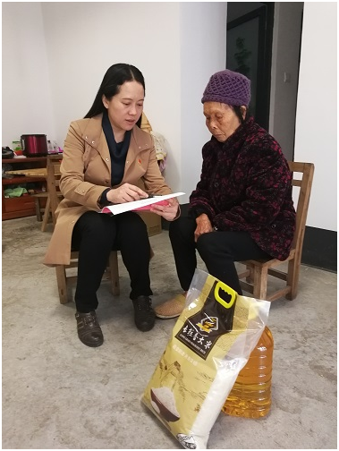 吴丹副院长与帮扶对象韦美平老人亲切交谈