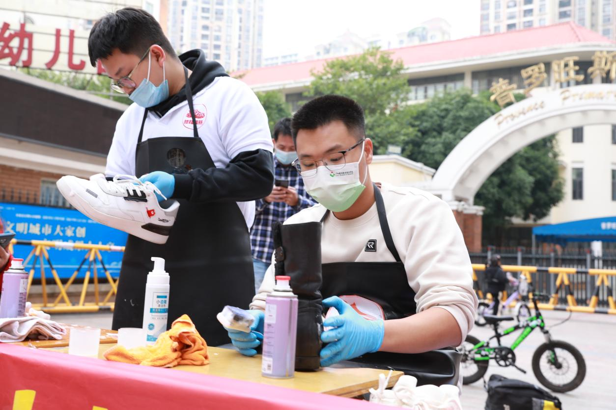 普罗小学门前服务居民