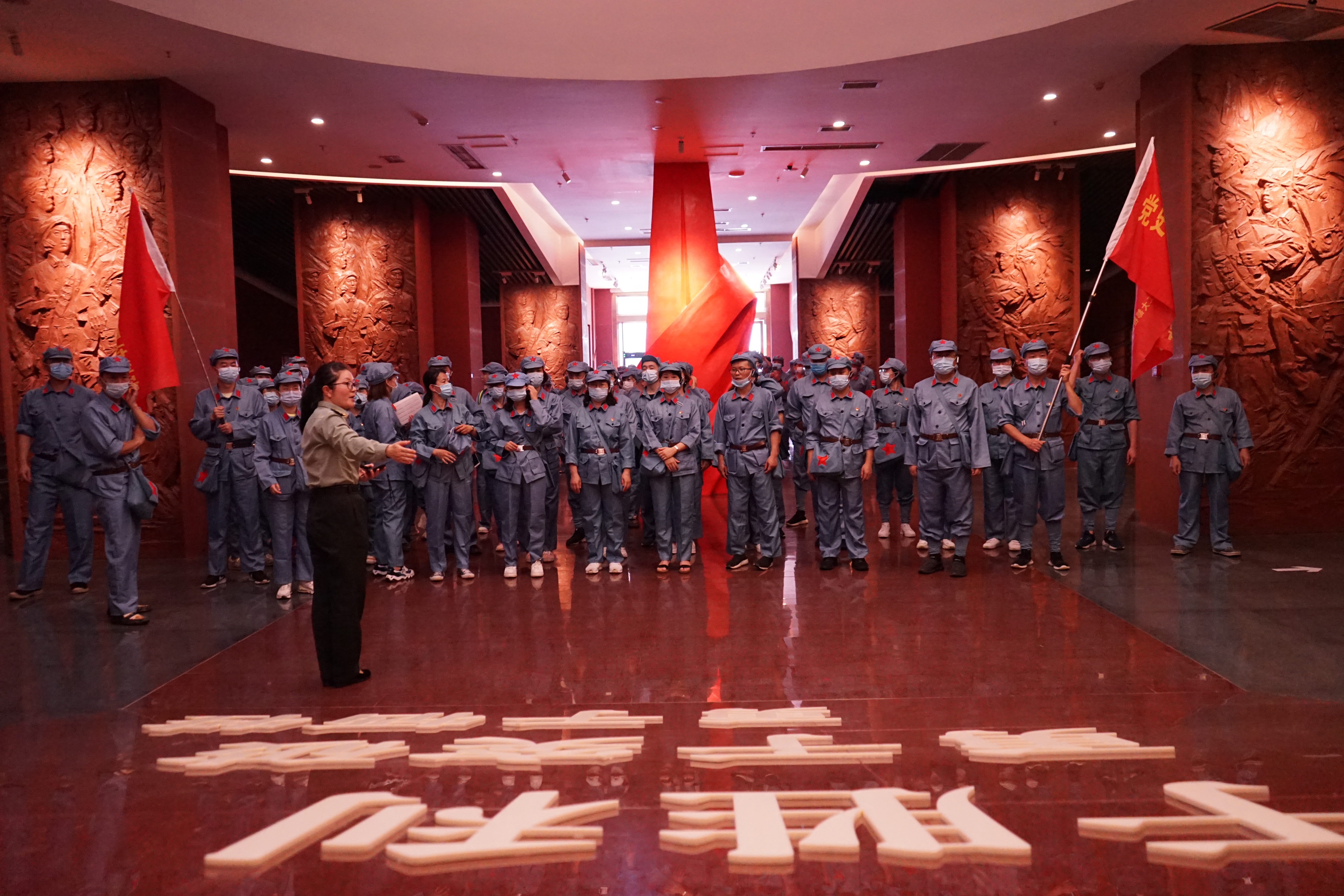 在湘江战役纪念馆现场教学