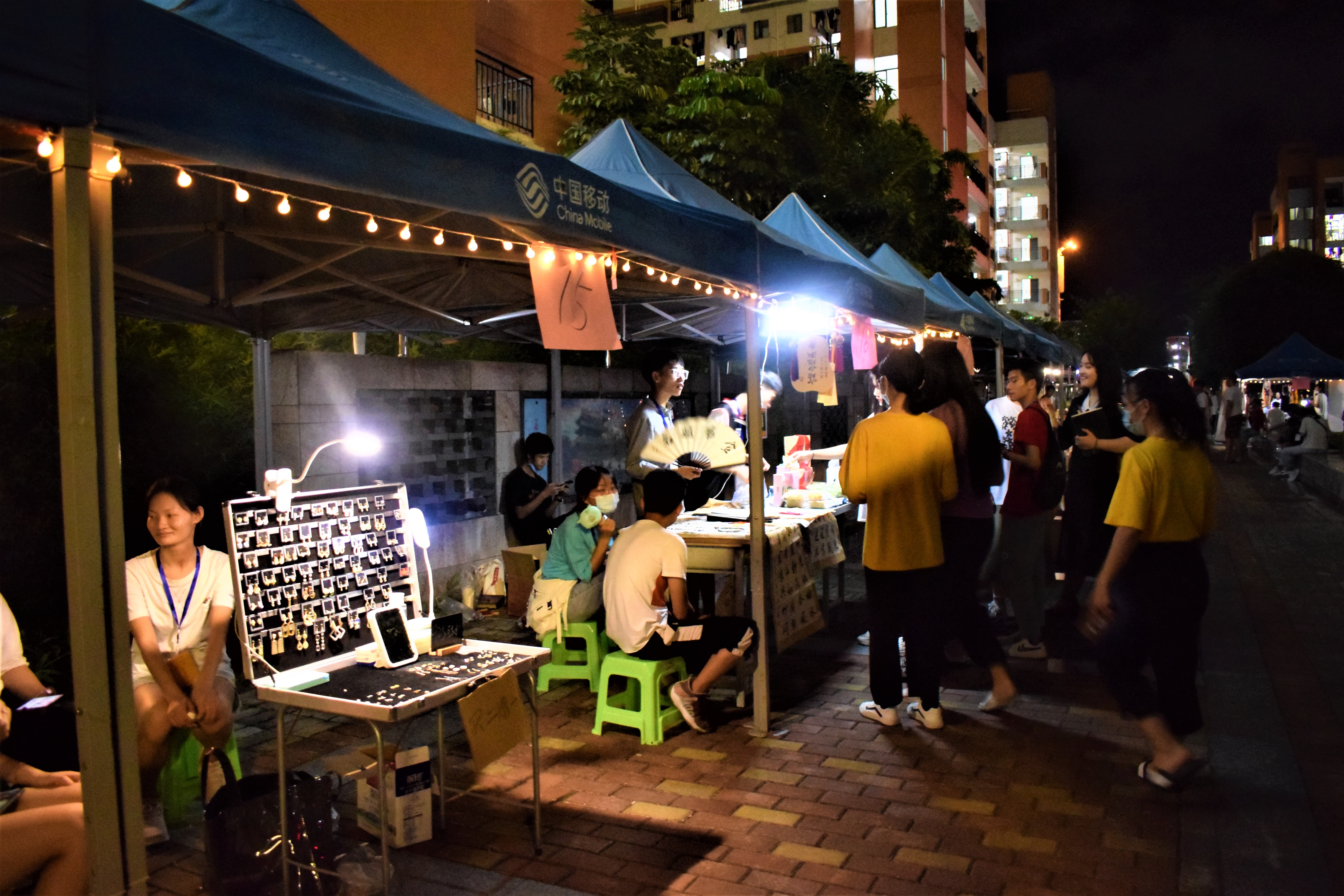 夜幕下人头攒头的市集现场