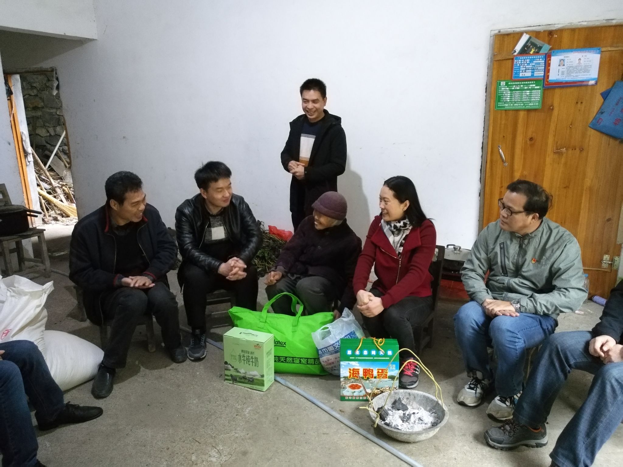 与贫困户亲切交谈