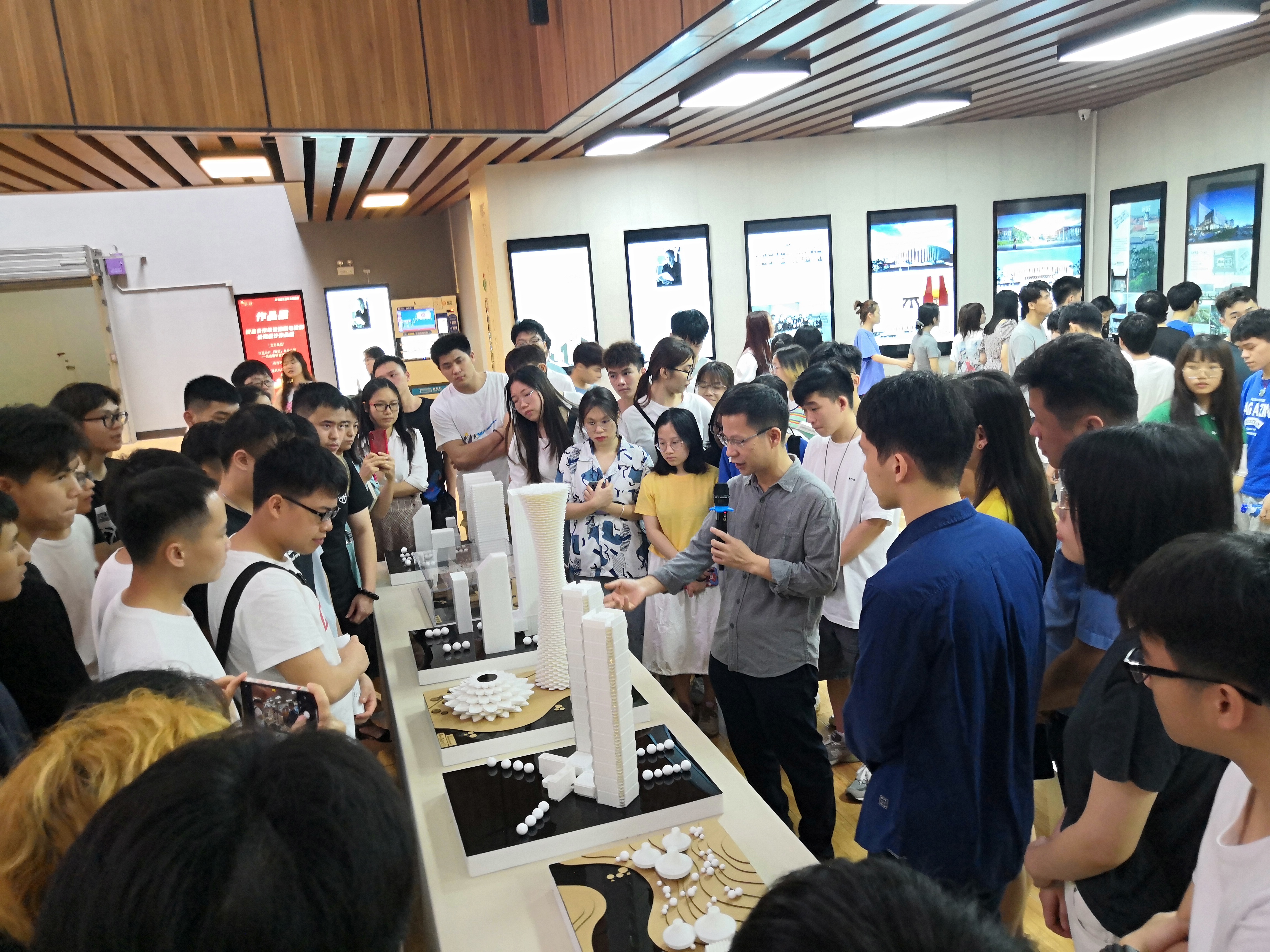 华蓝设计（集团）总乐鱼全球最大体育平台_乐鱼(中国)师庞波先生给学生讲解作品