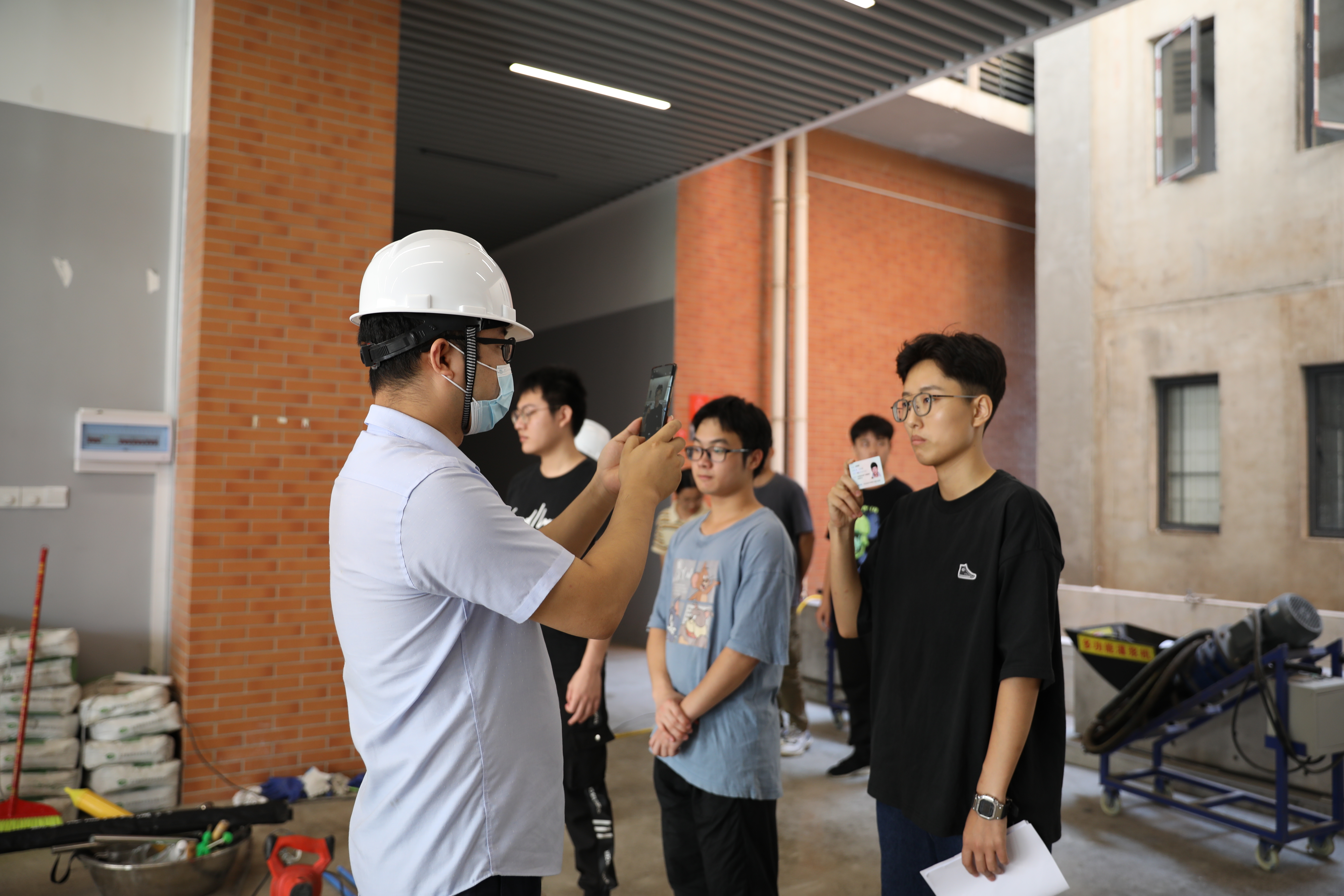 考评员认真核对考生信息