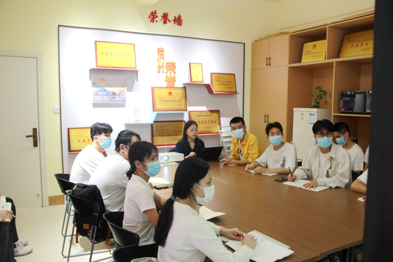 徐晓雪老师领读人民日报文章《坚守为了人民，坚持就是胜利》