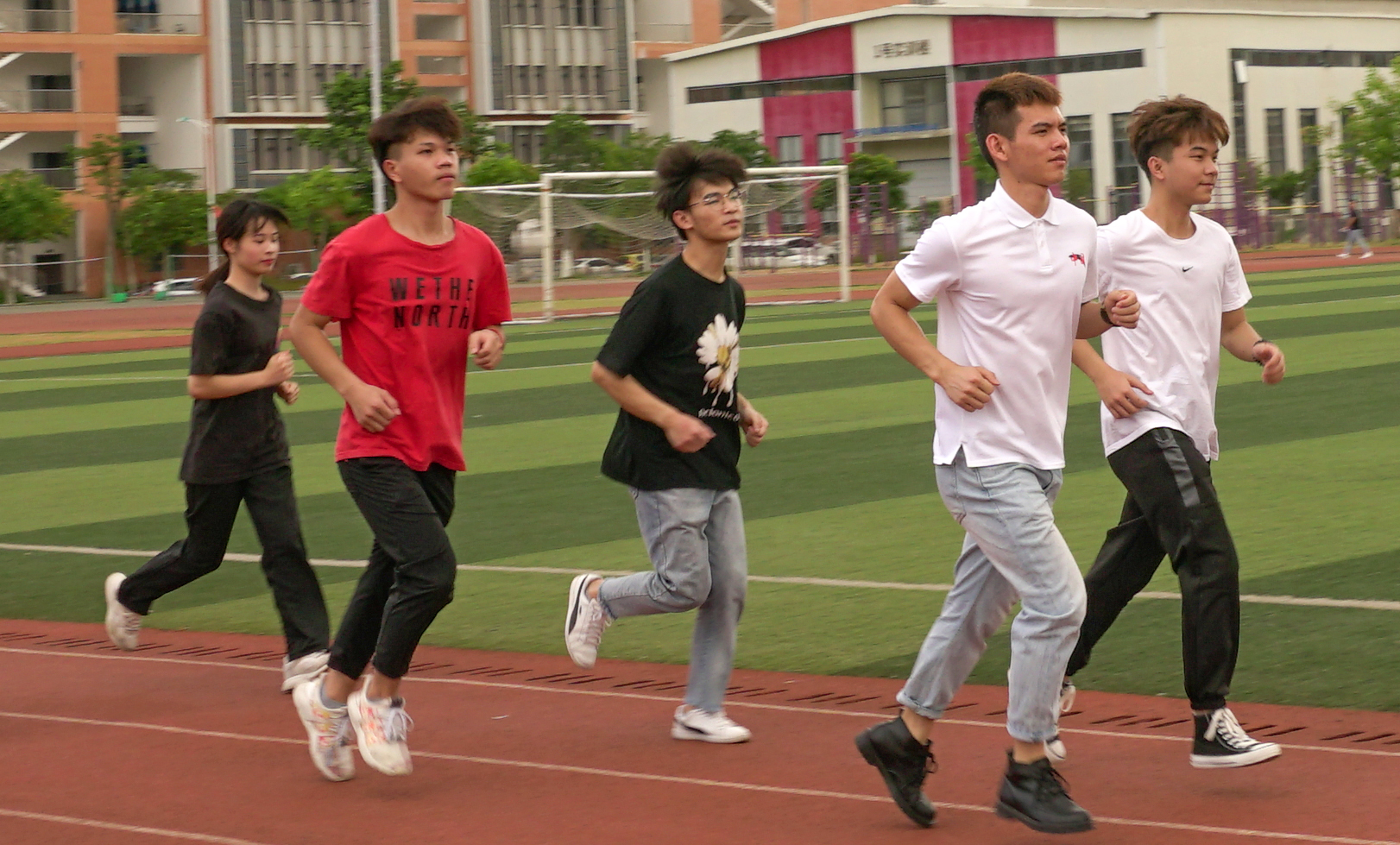 师生共同在操场跑步