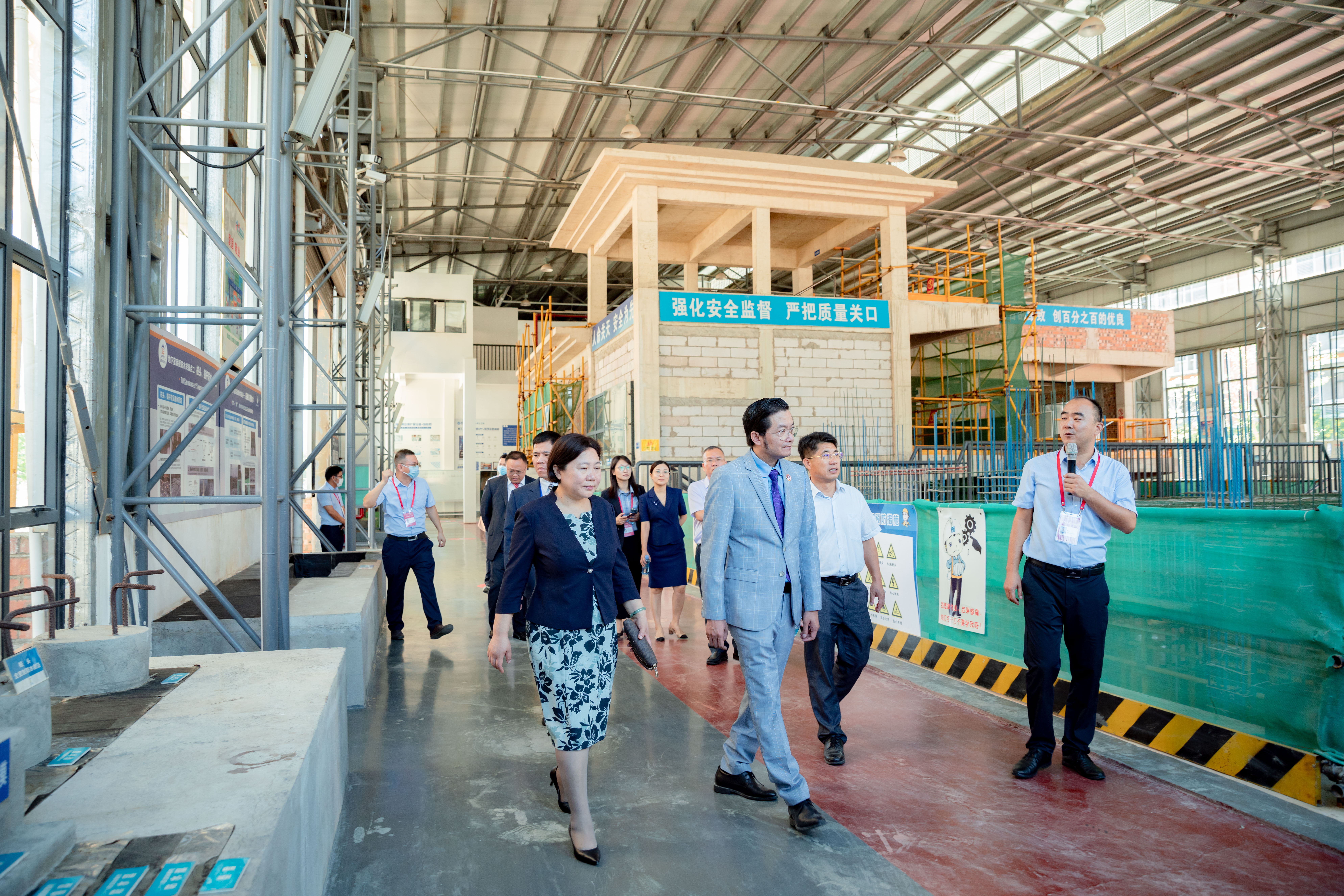 刘晓红书记、伍耿清副院长陪同杜南忠总领事一行参观乐鱼全球最大体育平台_乐鱼(中国)1号实训大棚