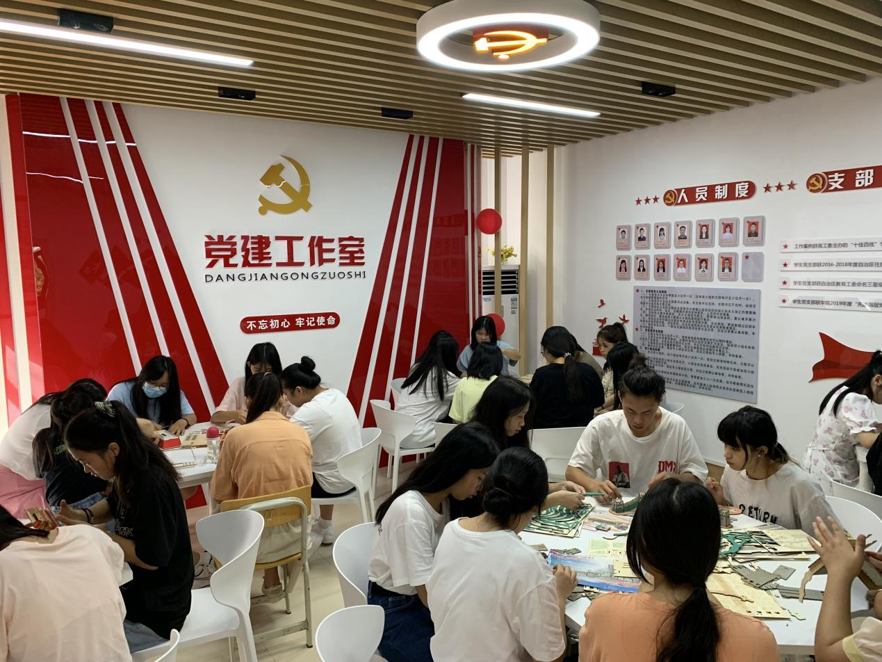 红色乐鱼全球最大体育平台_乐鱼(中国)模型进学生社区活动现场照片