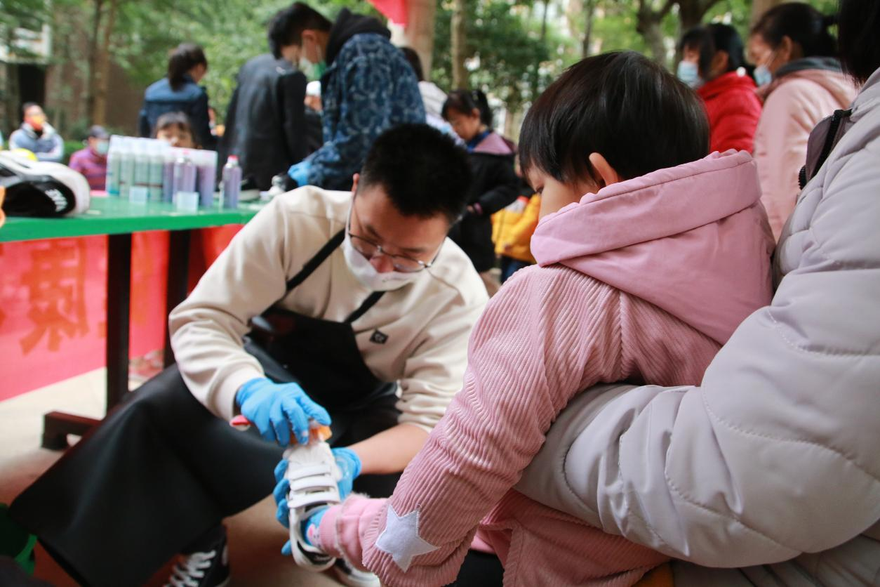 为社区小孩擦洗鞋