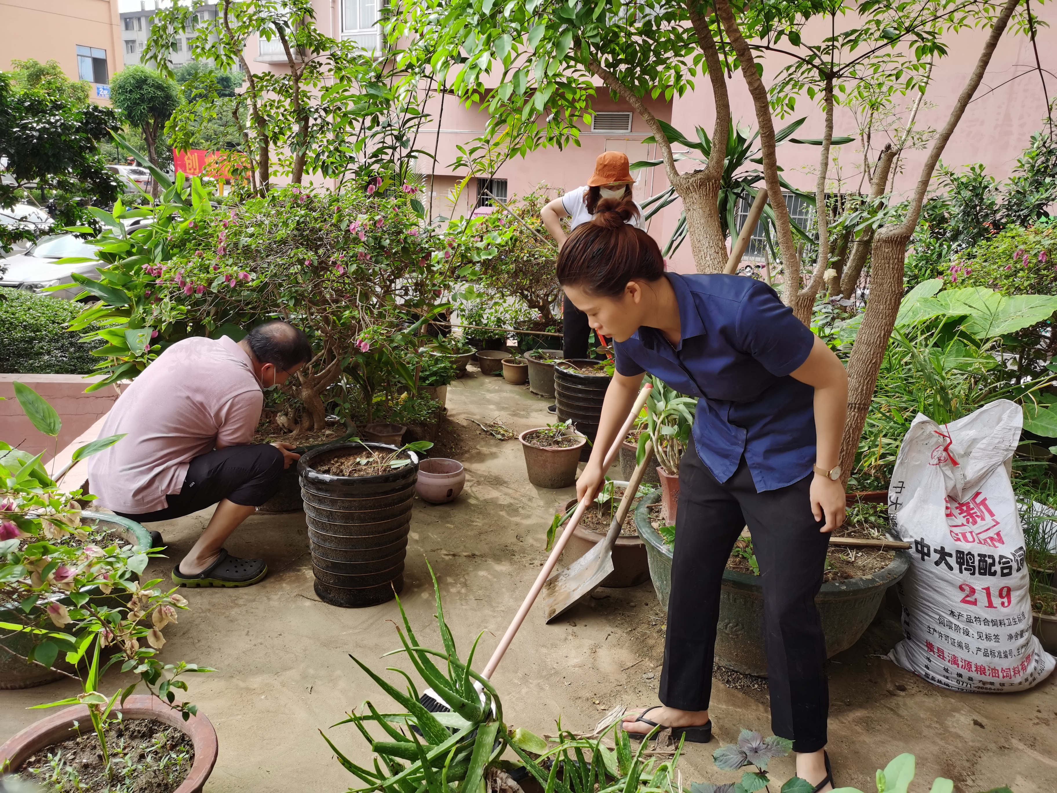 志愿者正在清理环岛平台