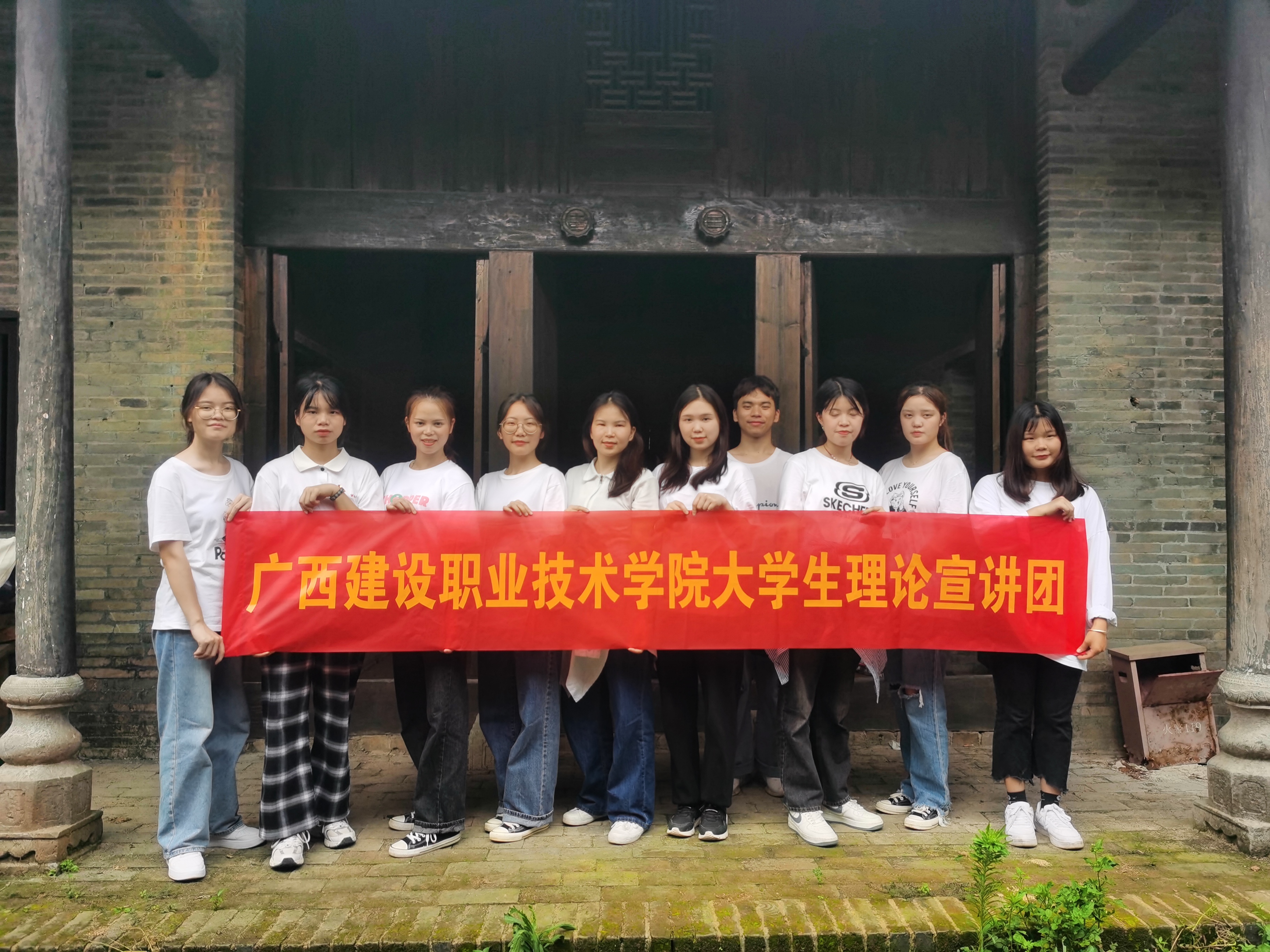 宣讲团成员在古乐鱼全球最大体育平台_乐鱼(中国)前合影