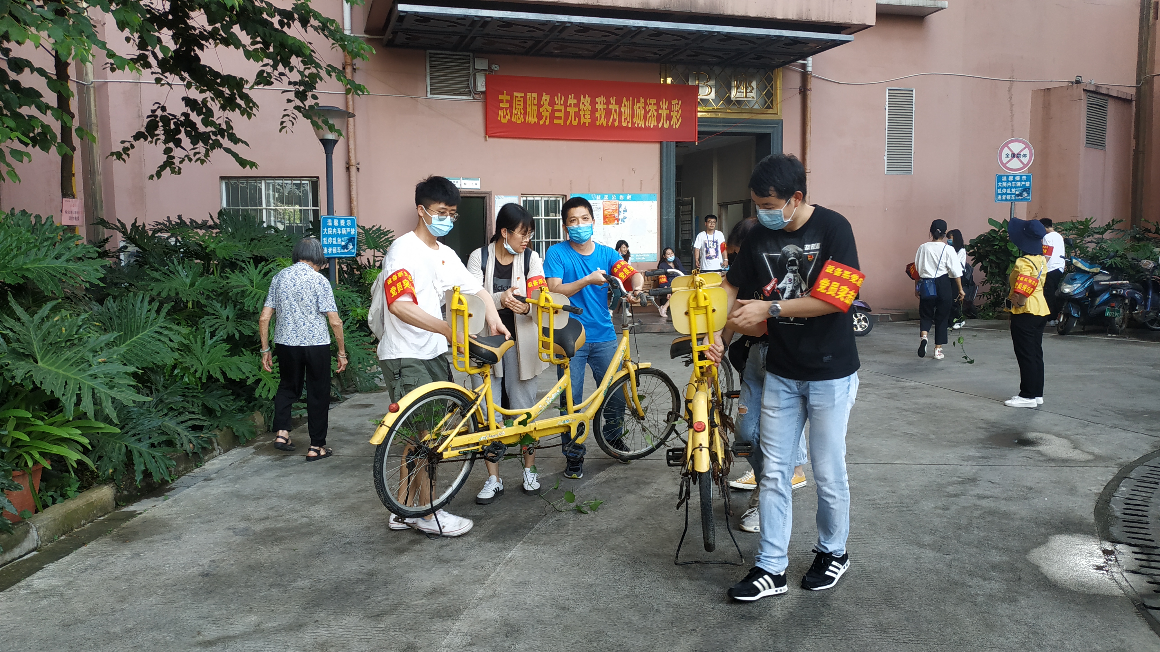 乐鱼全球最大体育平台_乐鱼(中国)设备与环境工程系党总支党员正在清理废旧单车