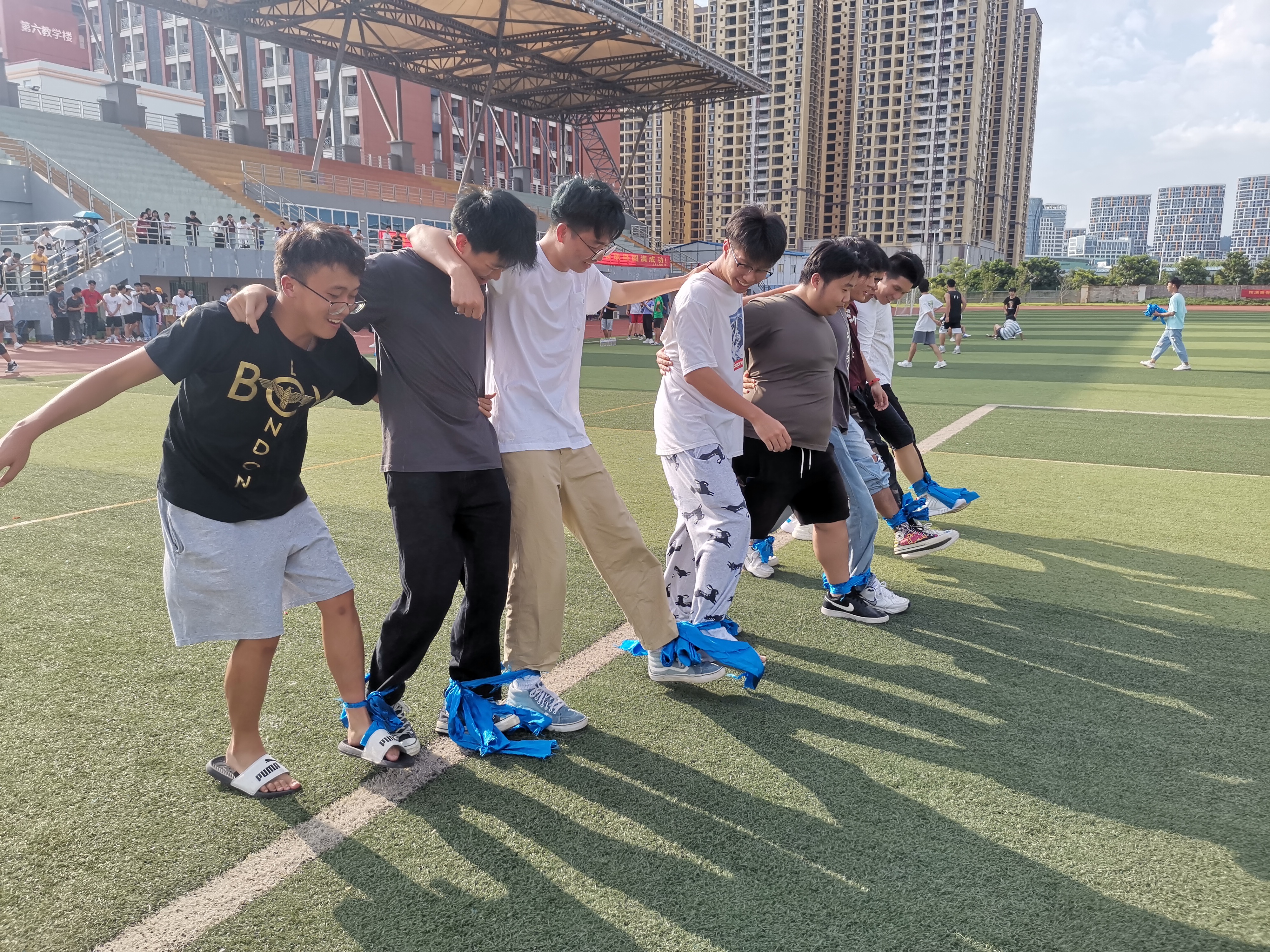 “十人十一足”运动正在进行中