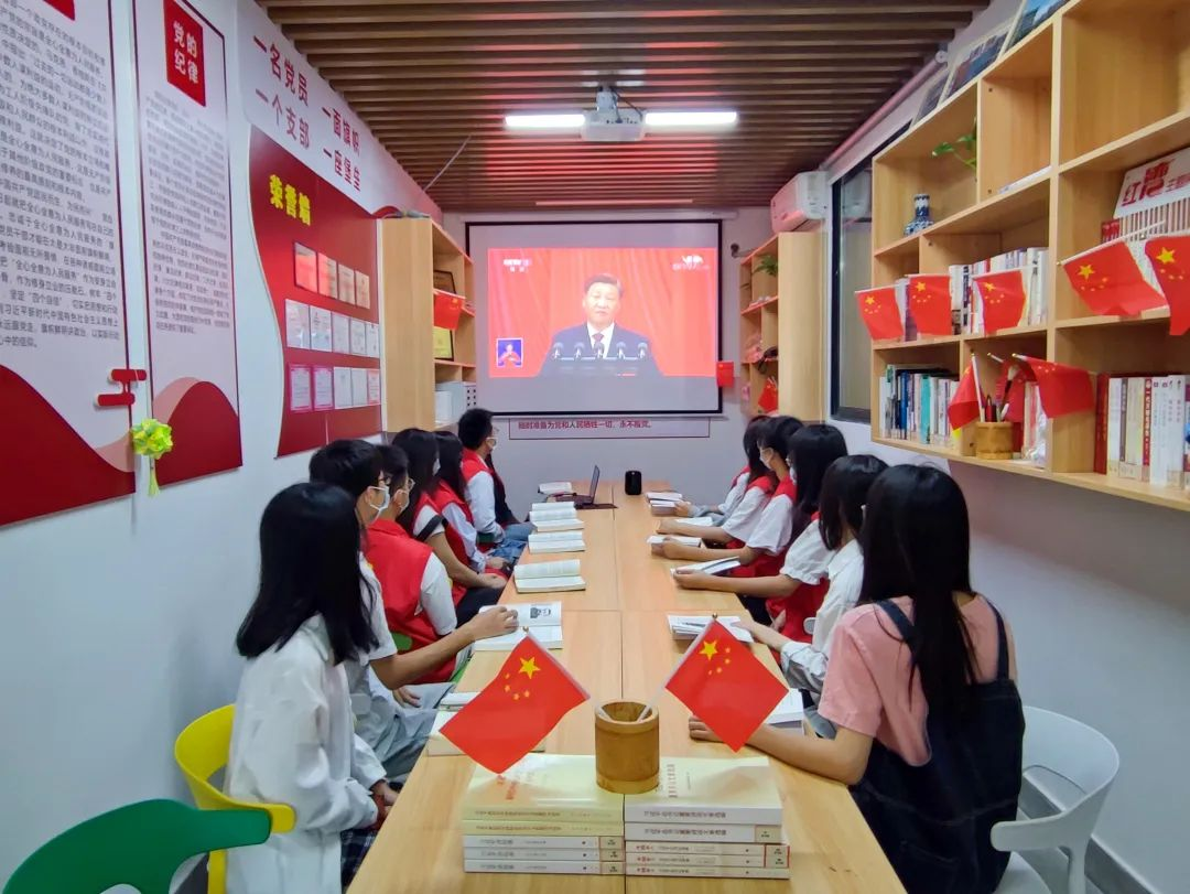 乐鱼全球最大体育平台_乐鱼(中国)与规划学院学生公寓党建工作室观看大会现场