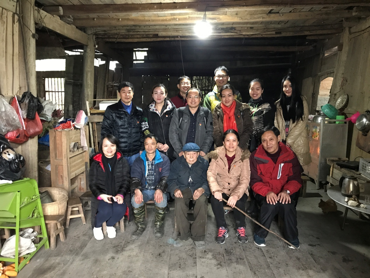 党支部成员与唐思国老人合影