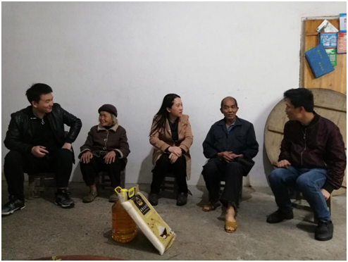 吴丹副院长一行与帮扶对象唐毓理一家亲切交谈