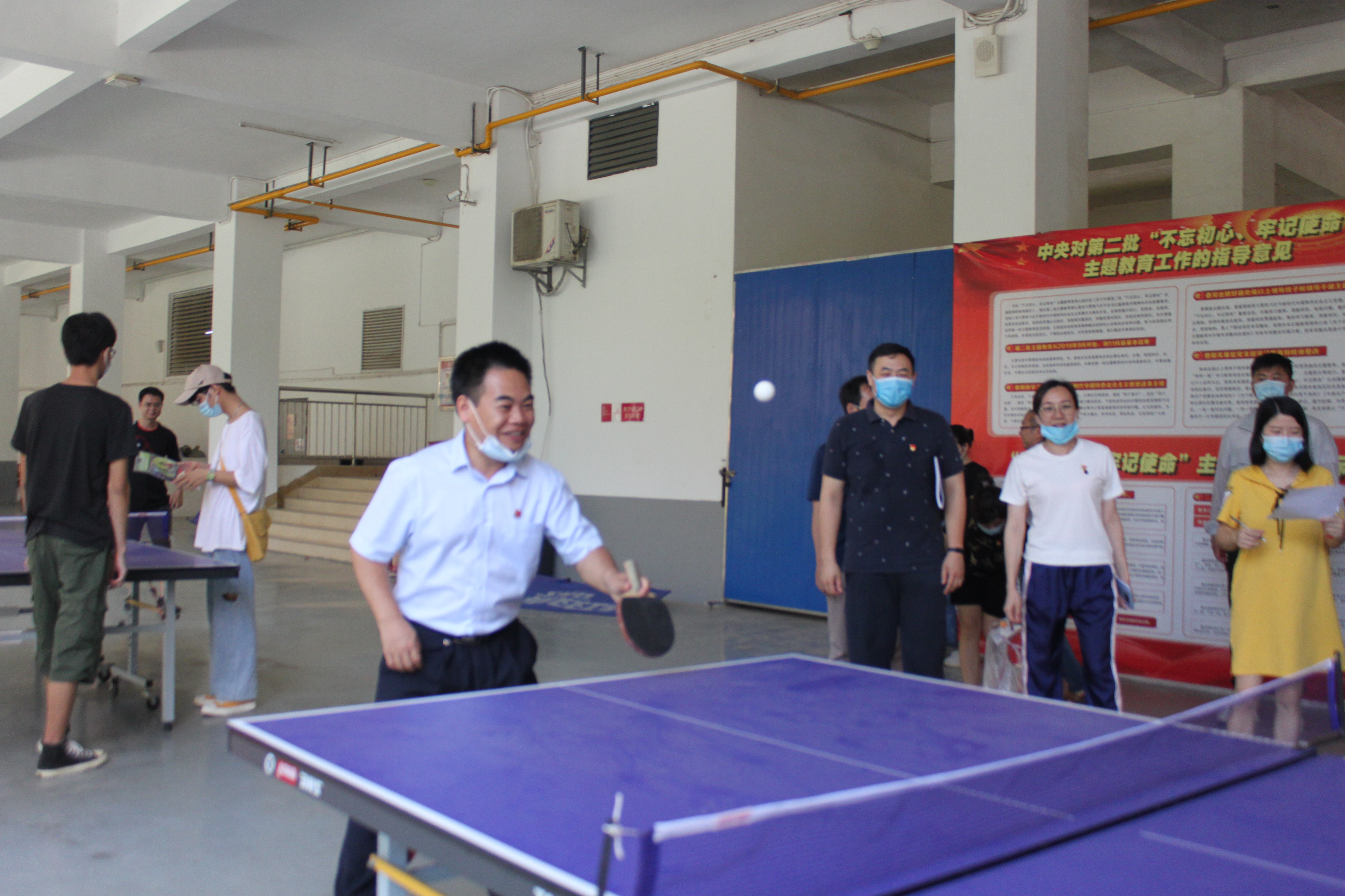 唐东升书记参与乒乓球运动