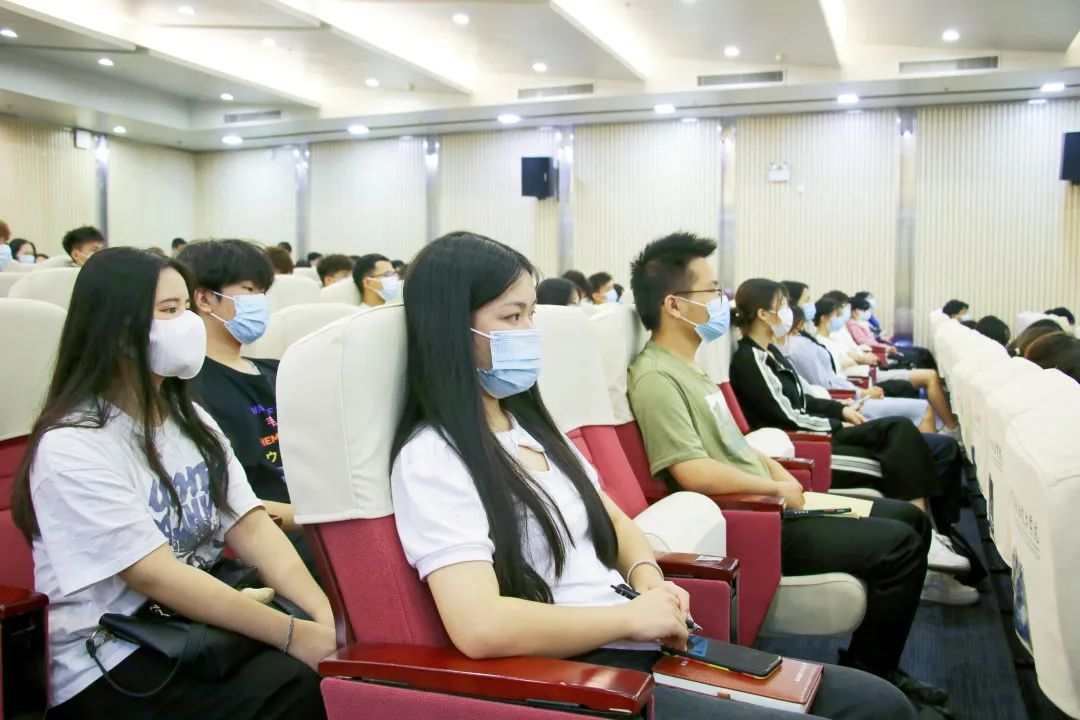 同学们认真听讲