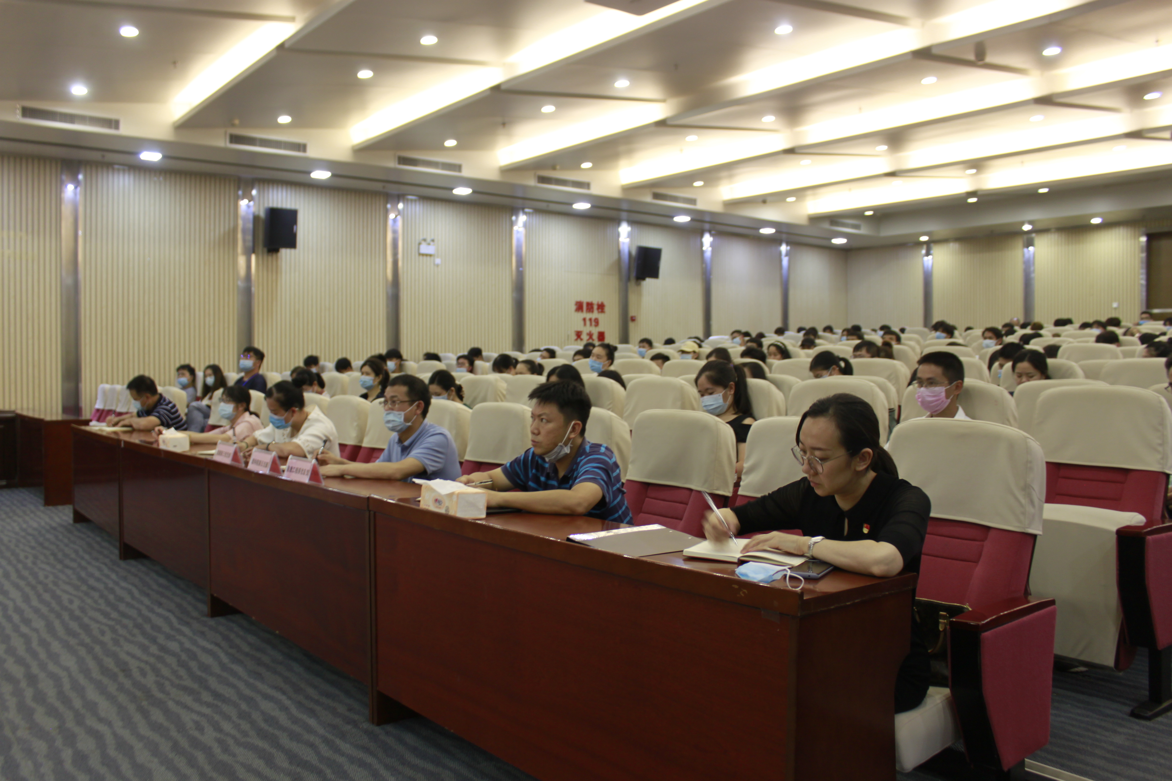 党员同志们认真聆听党课