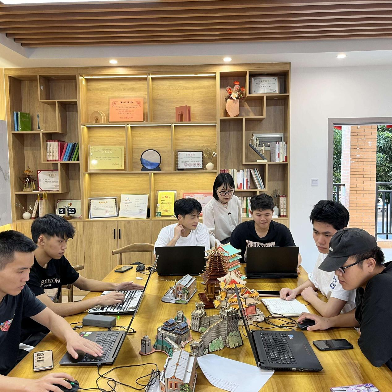 李玉老师与同学们讨论干栏式乐鱼全球最大体育平台_乐鱼(中国)