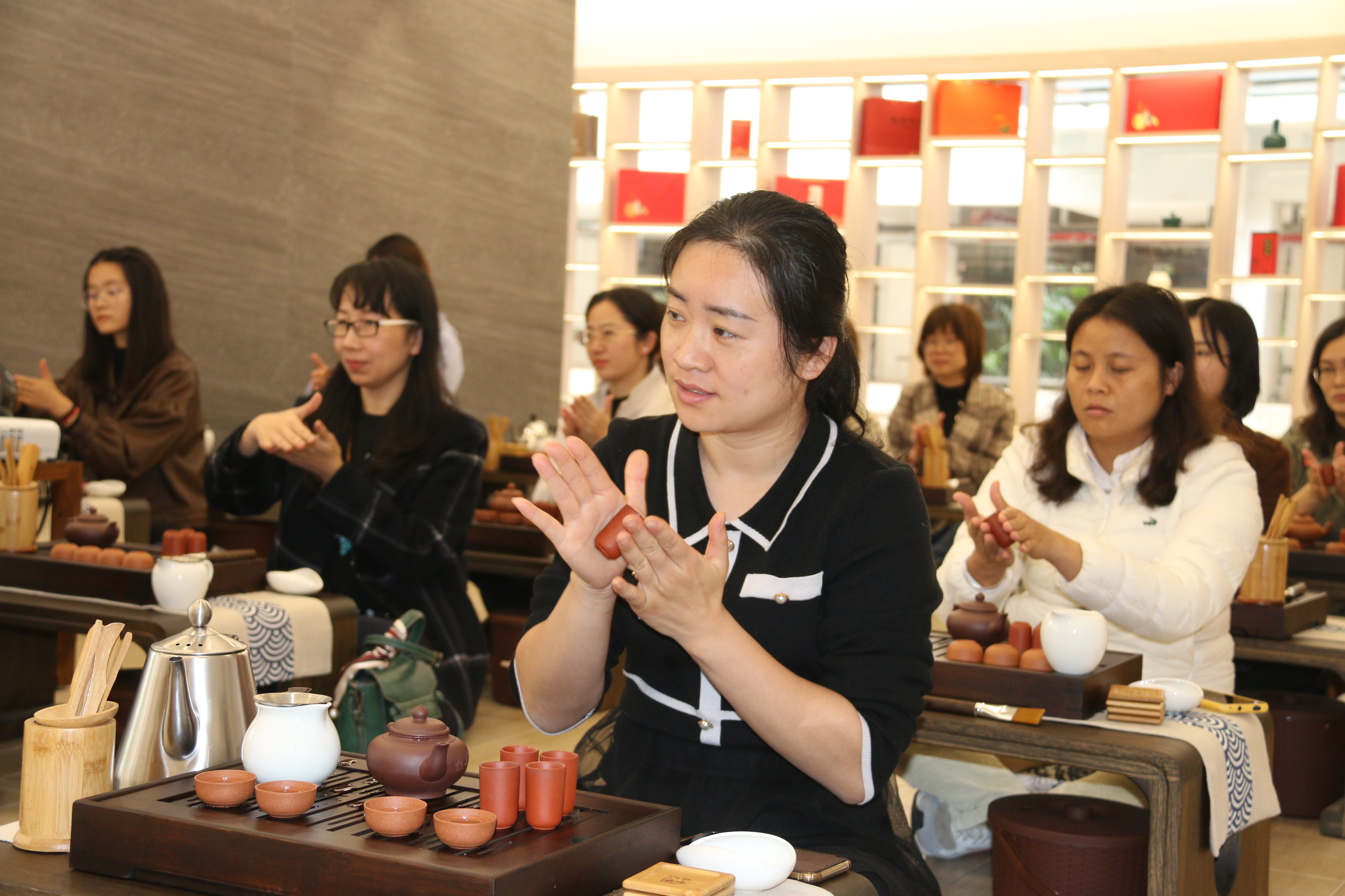 女职工正在学习茶艺
