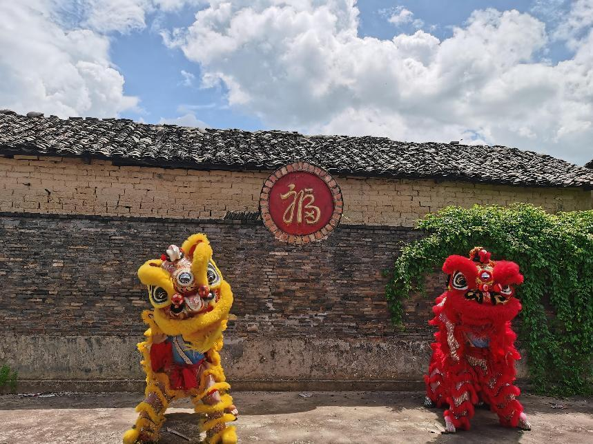 实践团成员在村落古乐鱼全球最大体育平台_乐鱼(中国)处舞狮