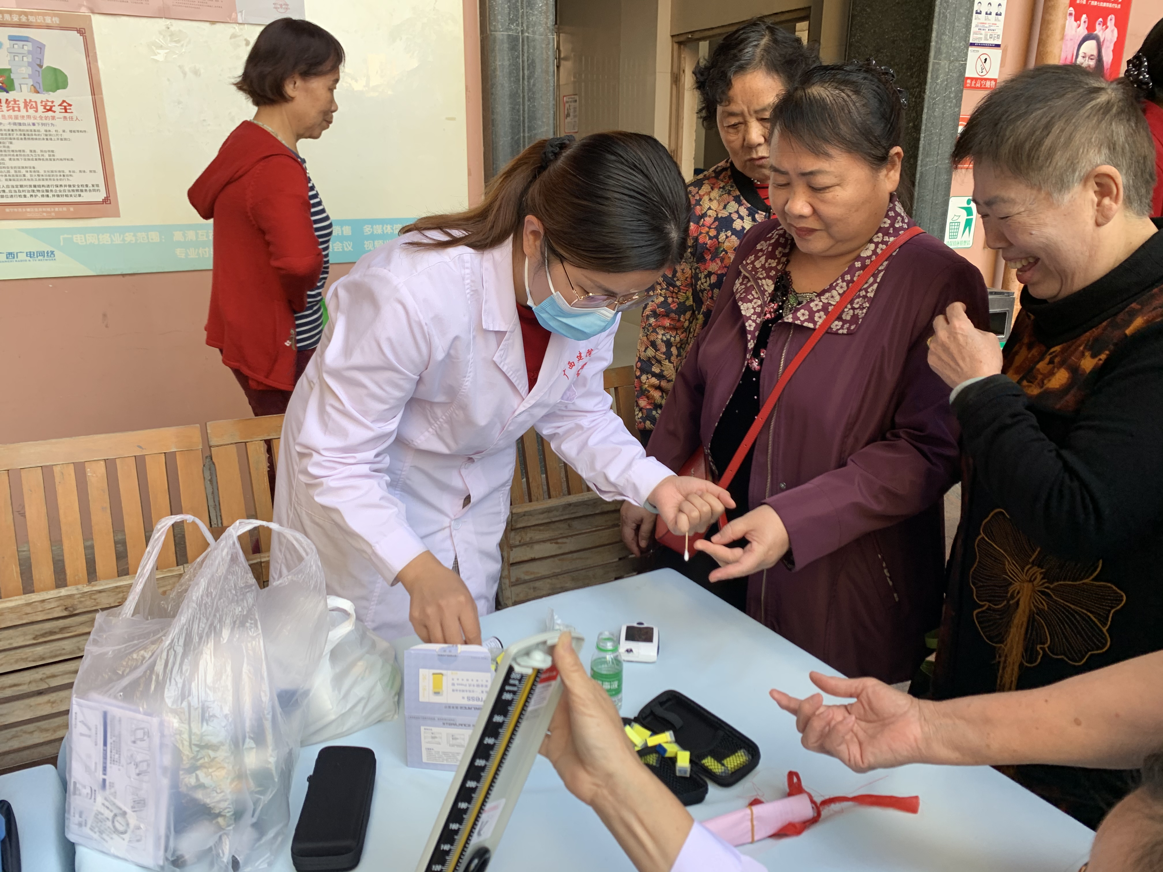 医务人员正在为居民测量血糖