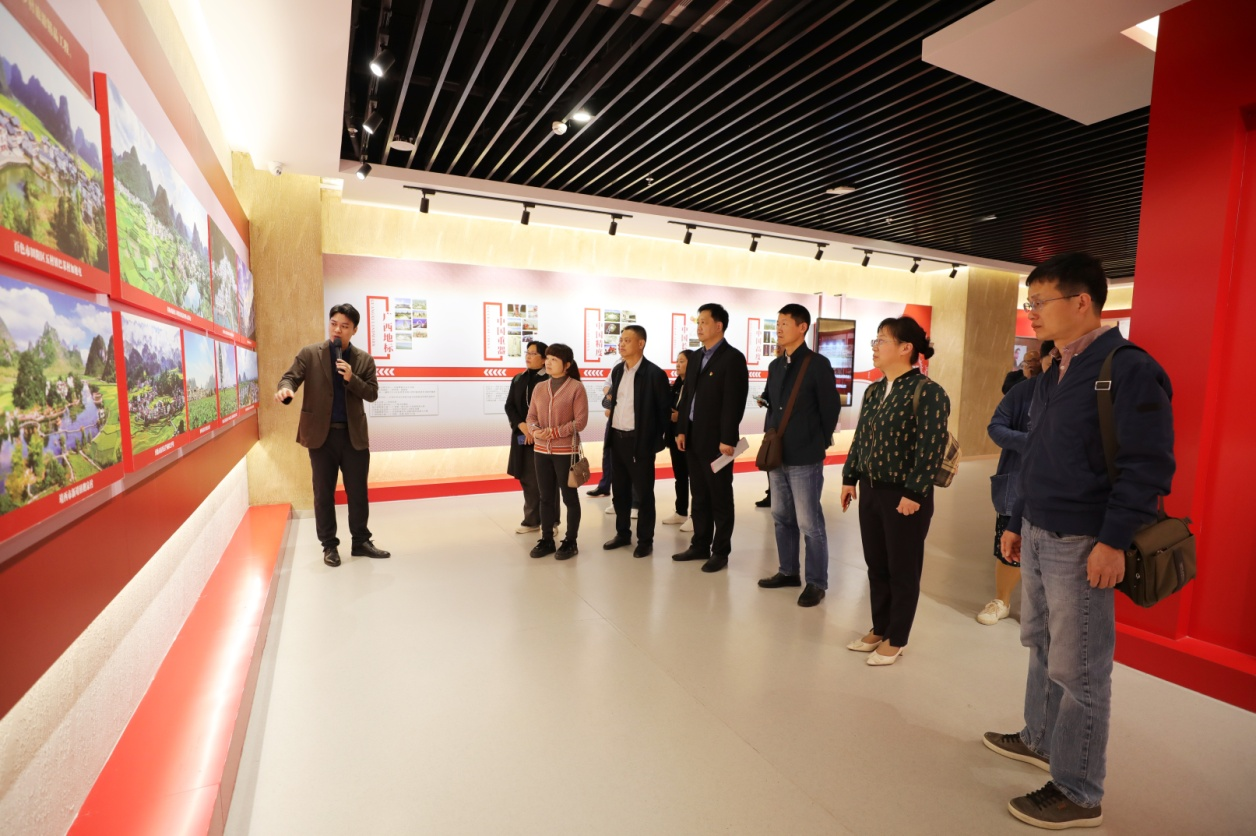 江苏省高校思想政治理论课教学指导委员会一行参观乐鱼全球最大体育平台_乐鱼(中国)党建思政教育基地