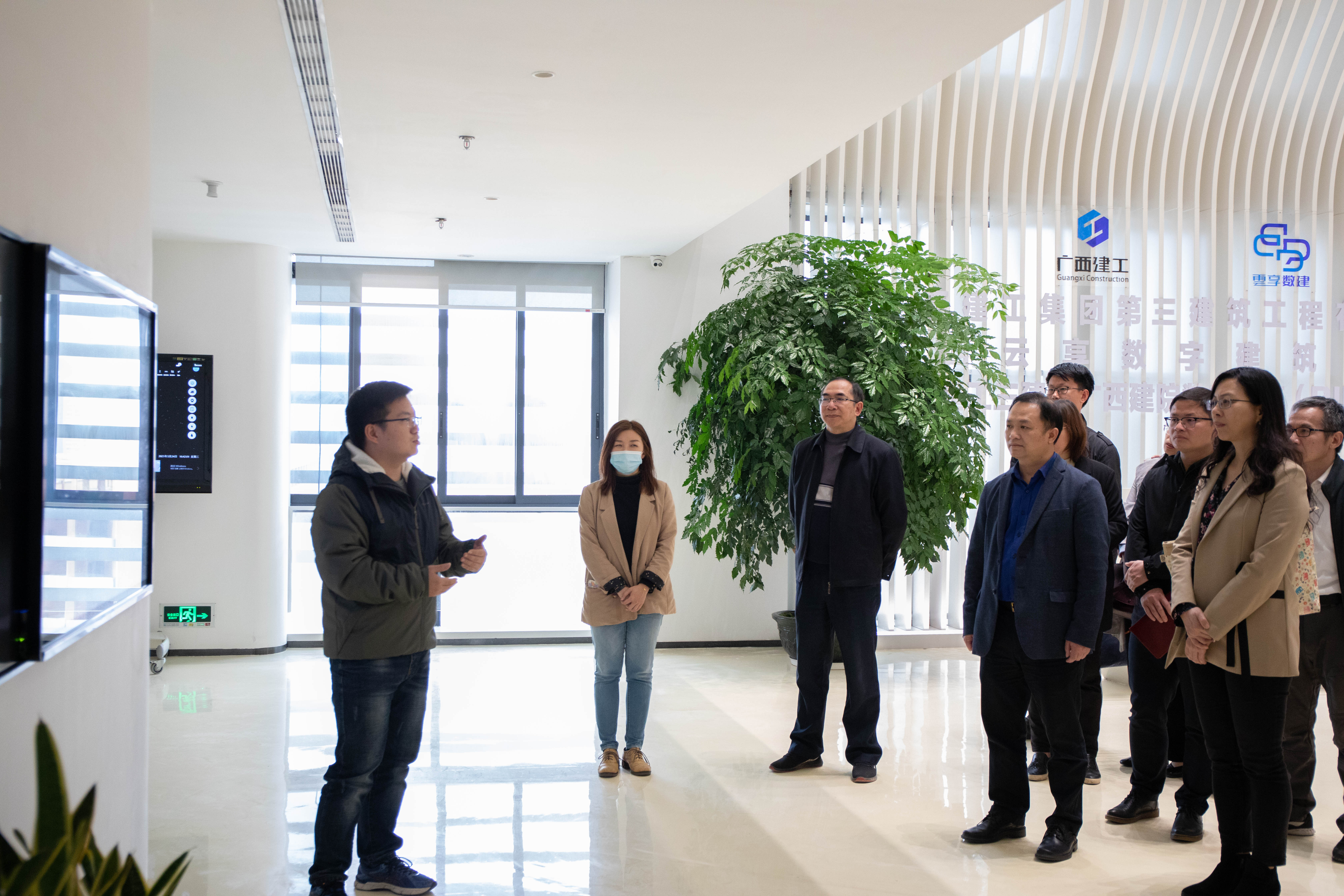 与会人员参观乐鱼全球最大体育平台_乐鱼(中国)BIM中心