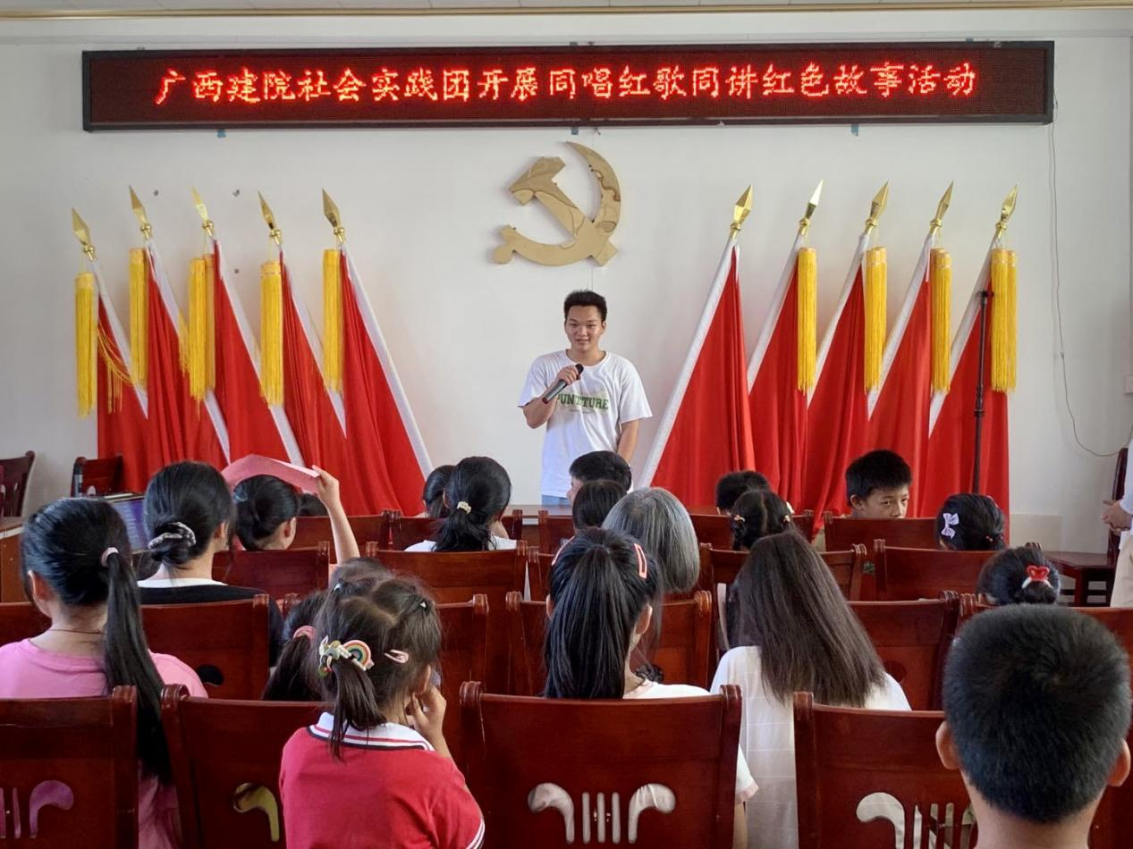 实践团韦水生同学向小朋友们讲述《鸡毛信》的故事