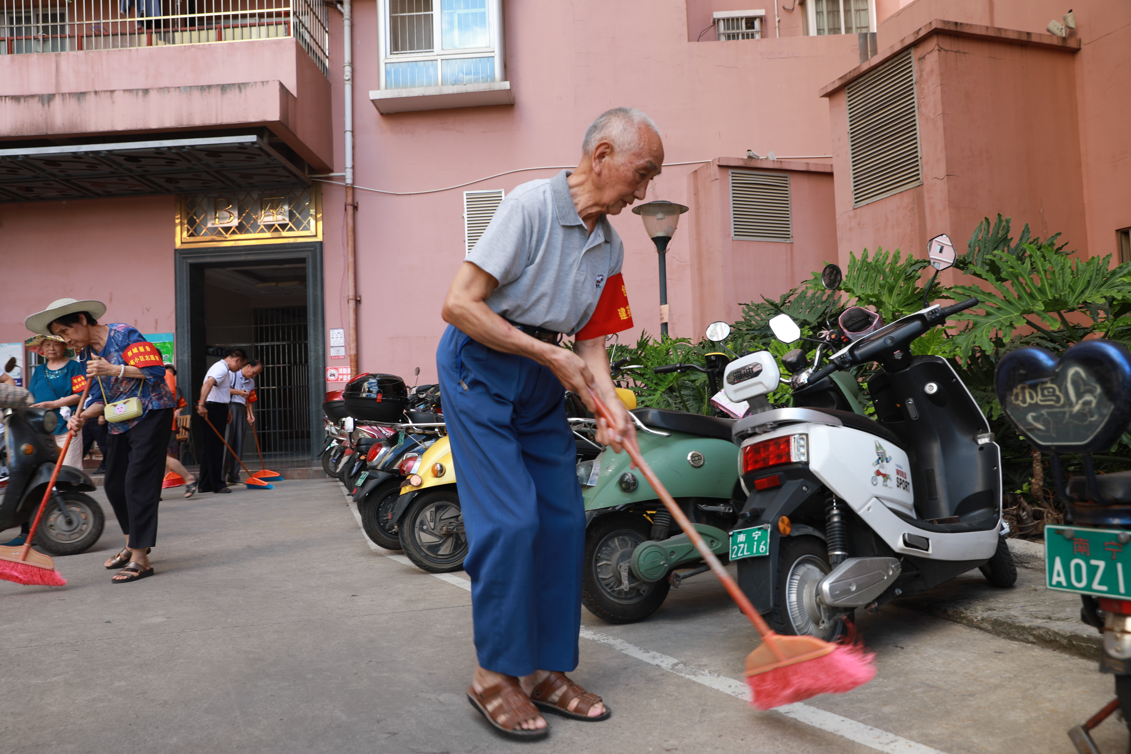 志愿者正在打扫小区卫生
