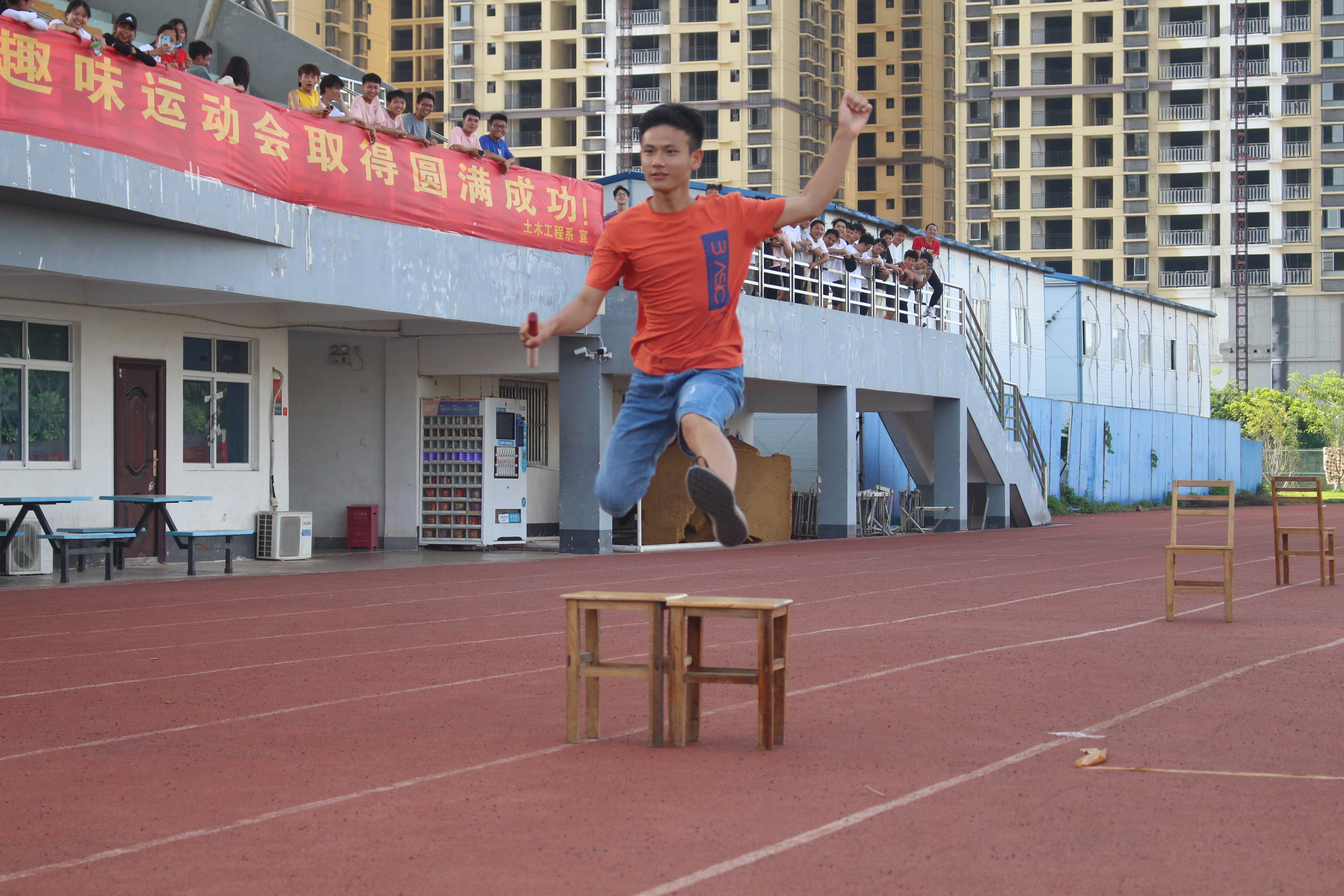 运动员飞奔的身影