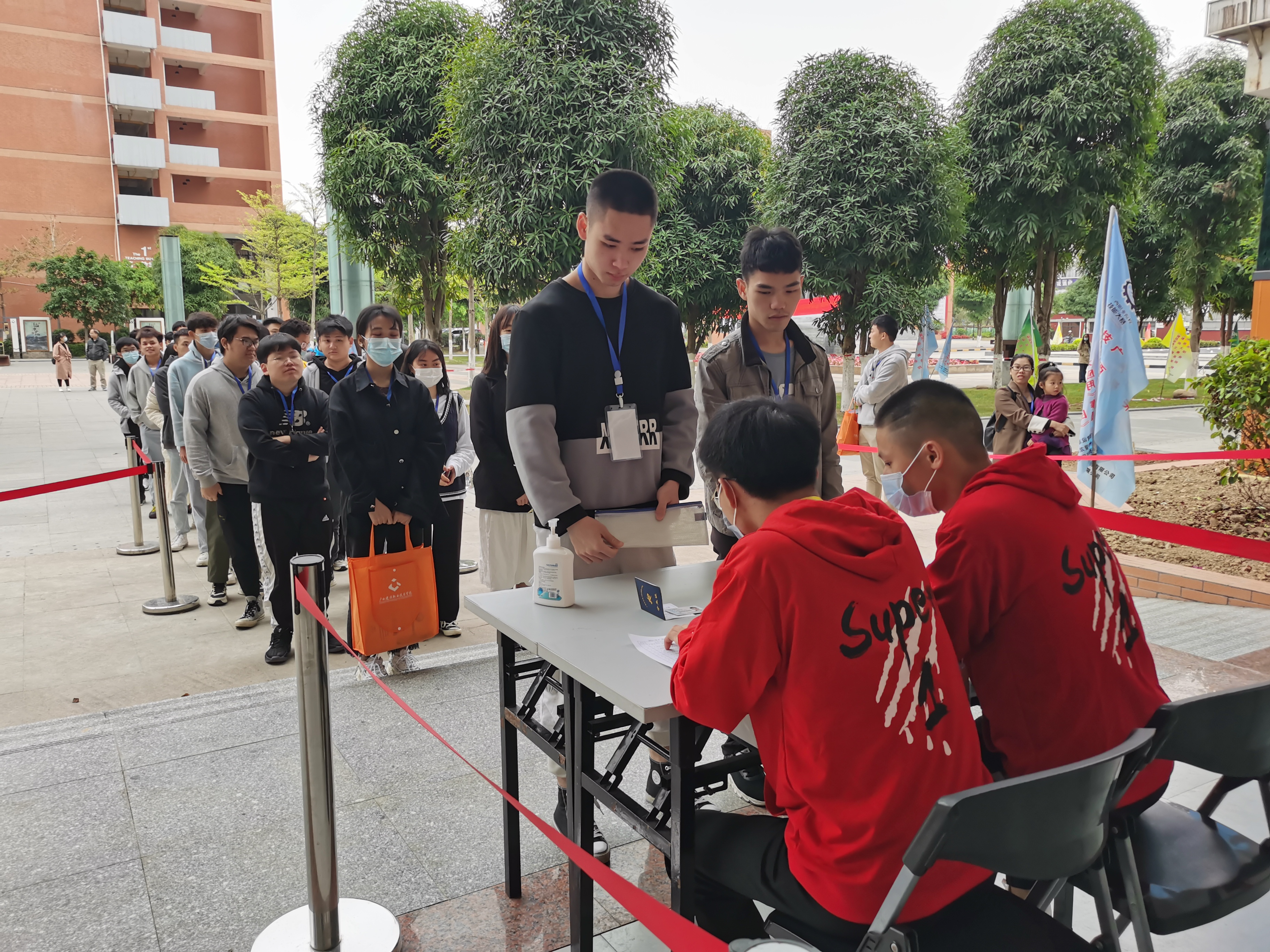 乐鱼全球最大体育平台_乐鱼(中国)工程识图赛项开赛前选手检录