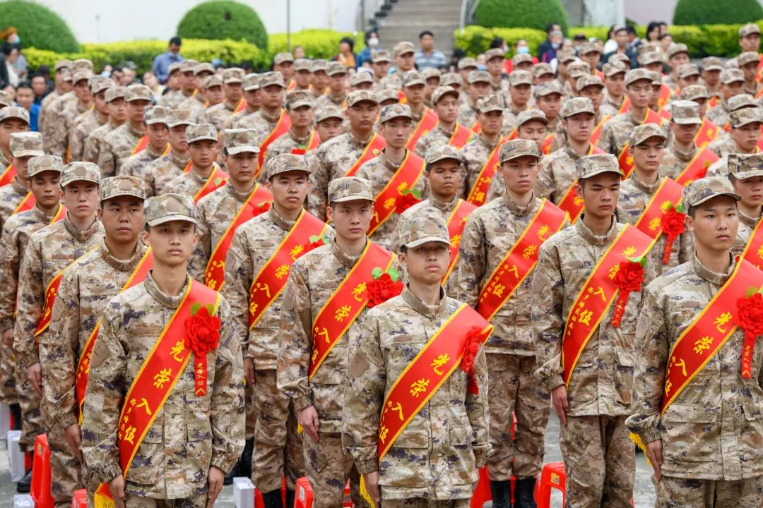 整装待发的新兵们