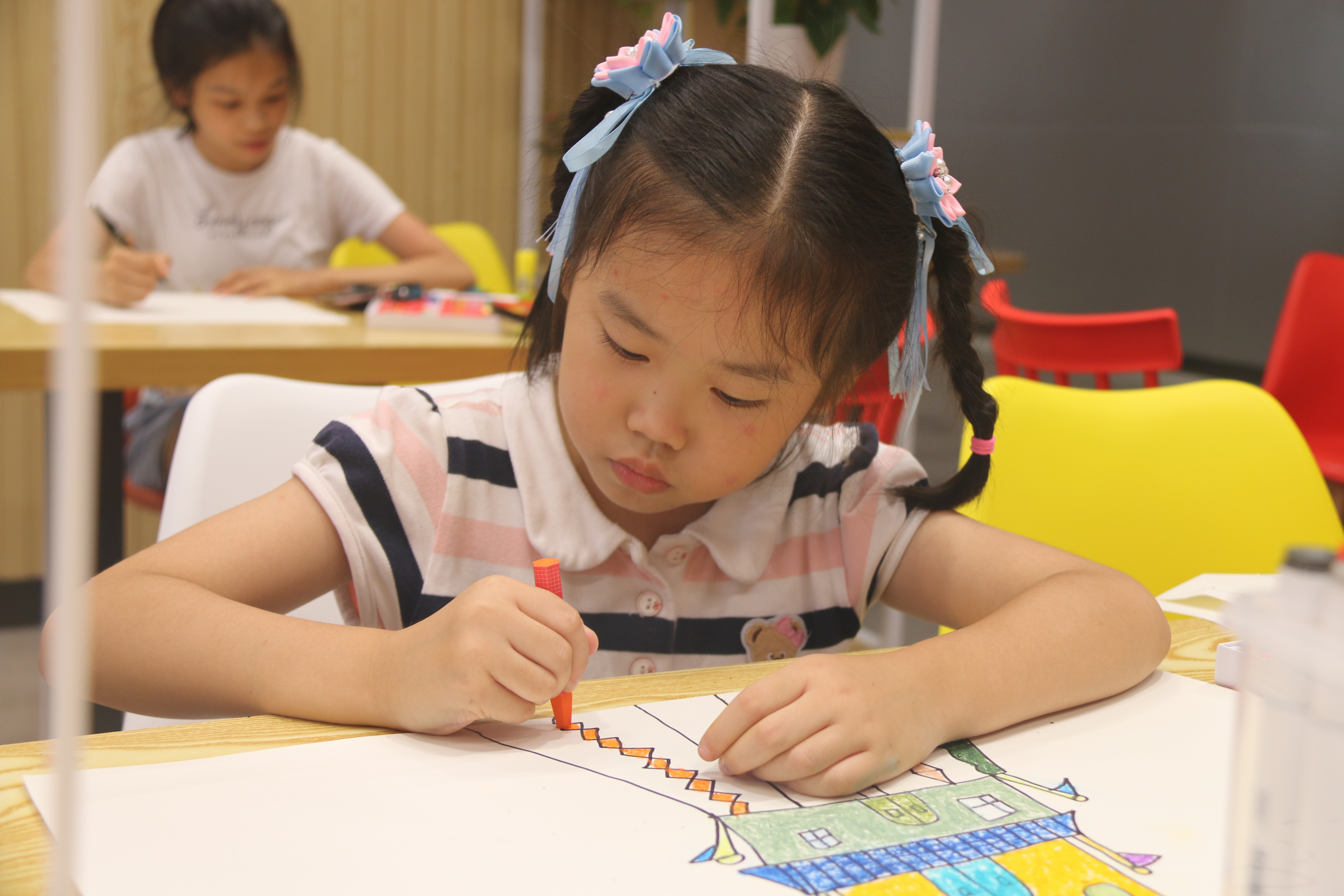 小朋友正在画“我心中的祖国”