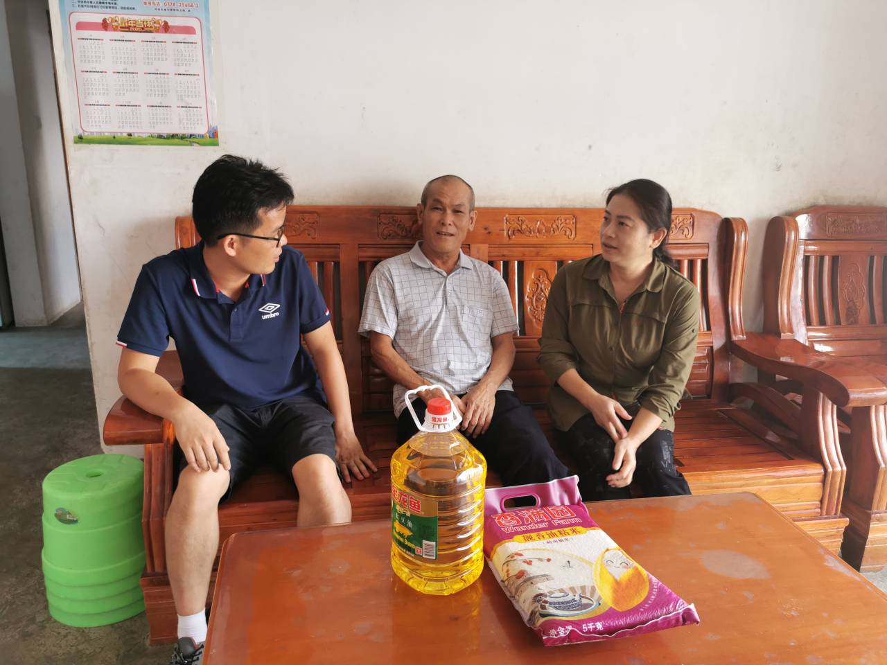 艺术设计系党总支书记杨飒飒慰问帮扶对象