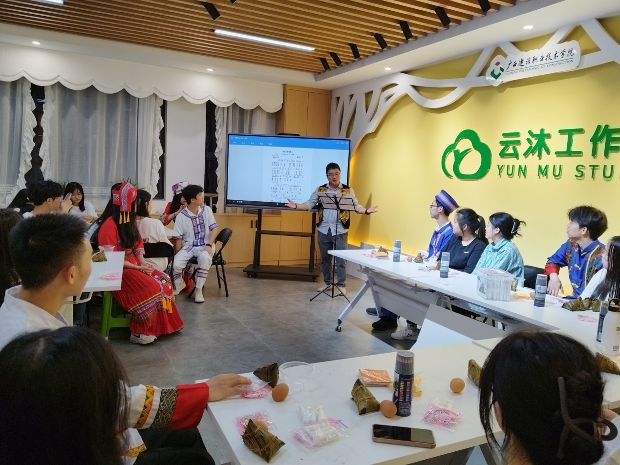 乐鱼全球最大体育平台_乐鱼(中国)与规划学院辅导员田申老师指导并领唱山歌