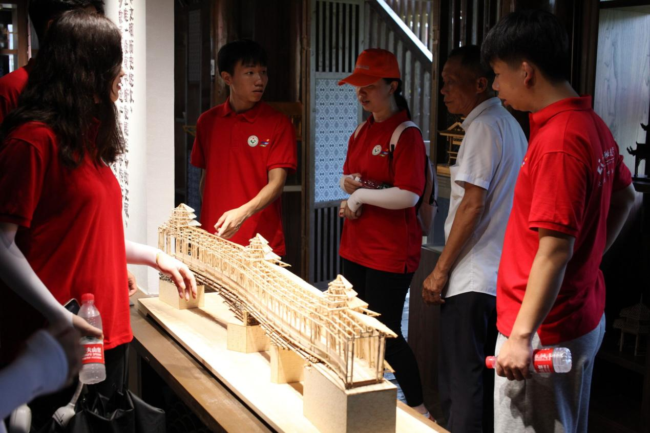 杨求师大师向实践团介绍乐鱼全球最大体育平台_乐鱼(中国)模型