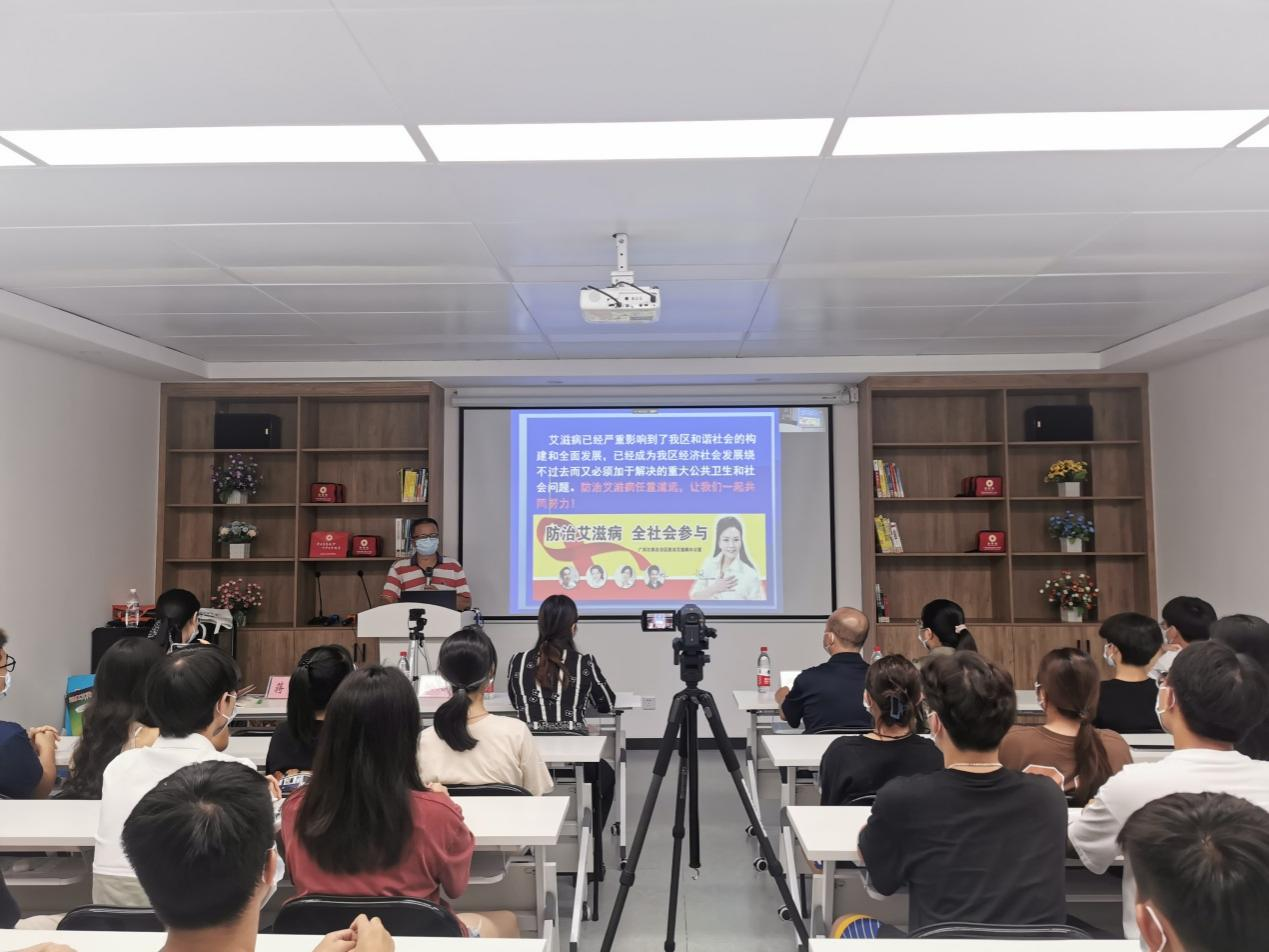 蒋翔教授为师生们讲授艾滋病防治知识