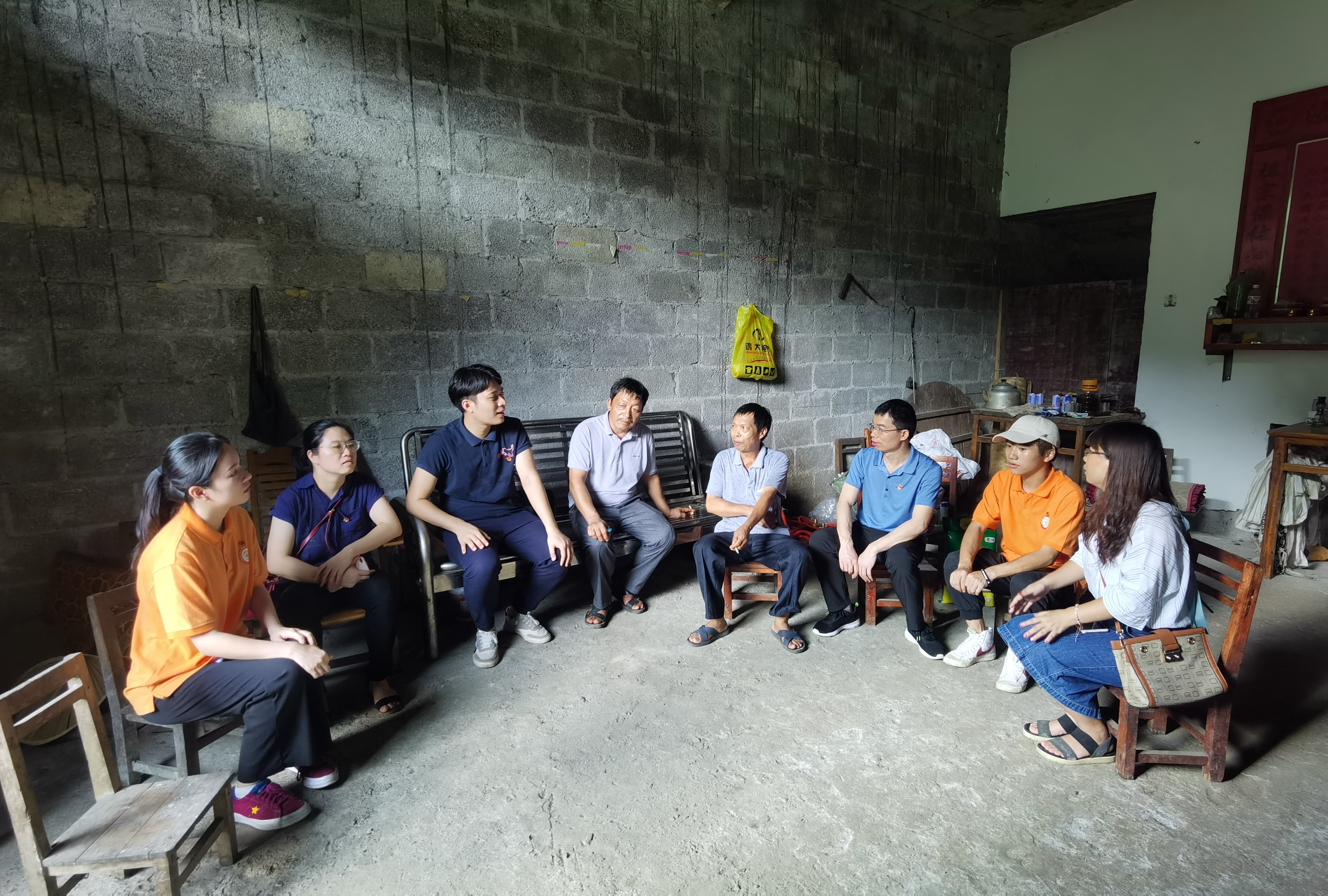 支部党员走访慰问帮扶户