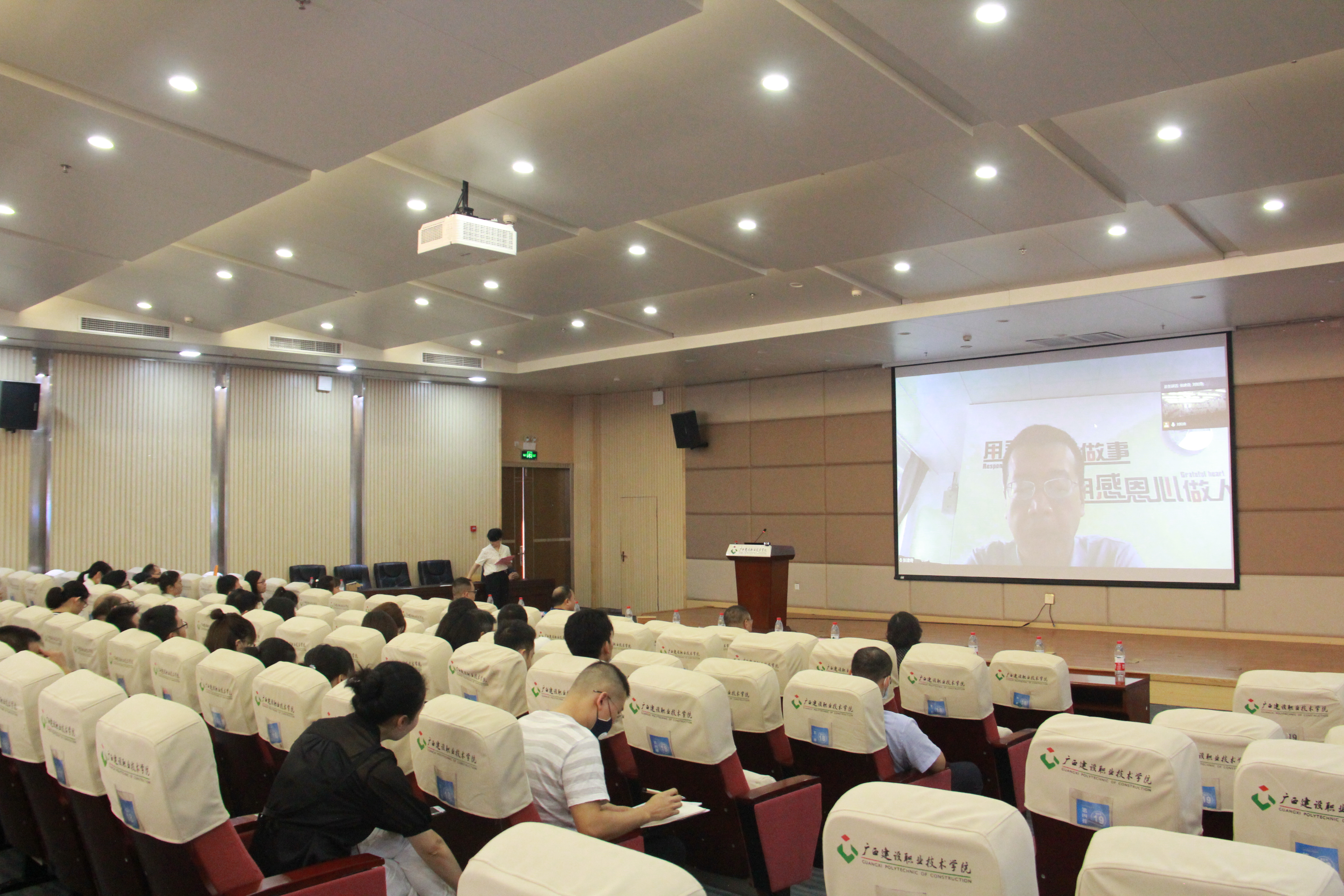 廊坊市中科乐鱼全球最大体育平台_乐鱼(中国)产业化创新研究中心张建奇副主任通过线上视频的方式发言