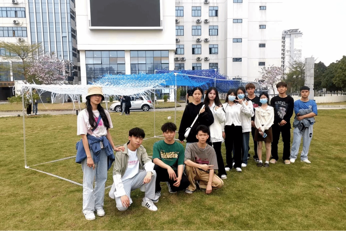 乐鱼全球最大体育平台_乐鱼(中国)家具专业学生与作品合影