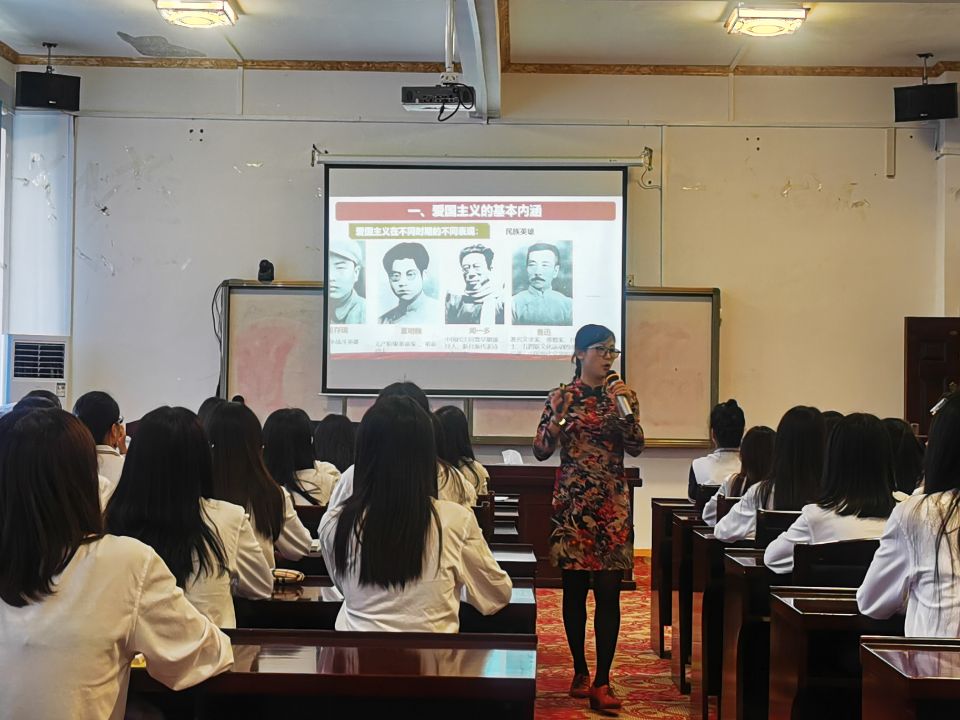 乐鱼全球最大体育平台_乐鱼(中国)马克思主义学院黄海莲老师上示范课