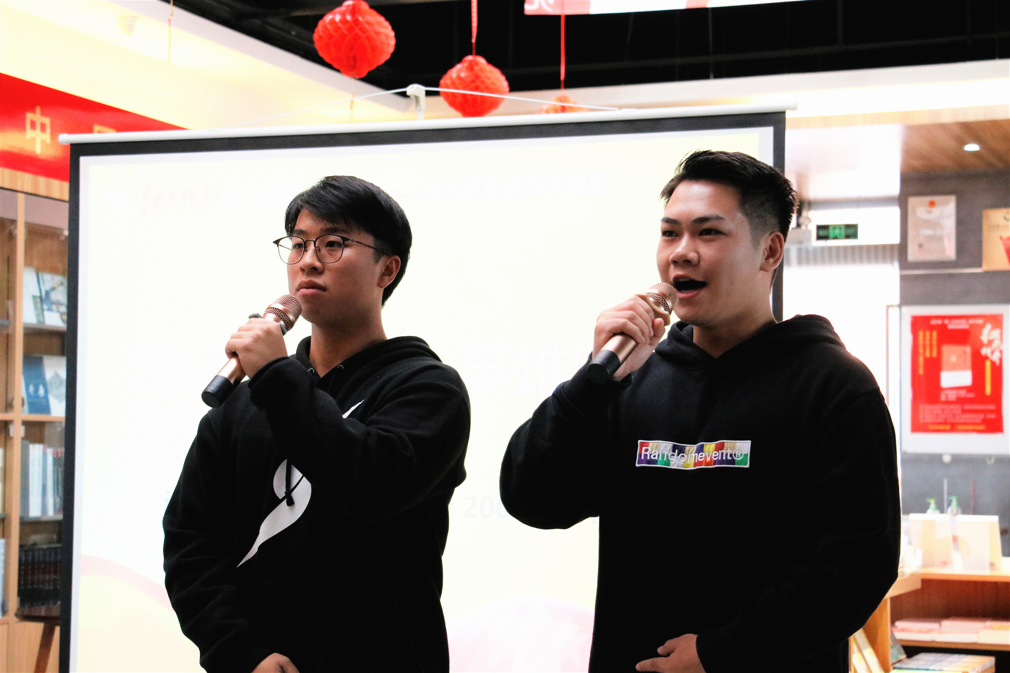 乐鱼全球最大体育平台_乐鱼(中国)与规划学院叶一鸣、覃书信朗诵《七律·英雄颂》