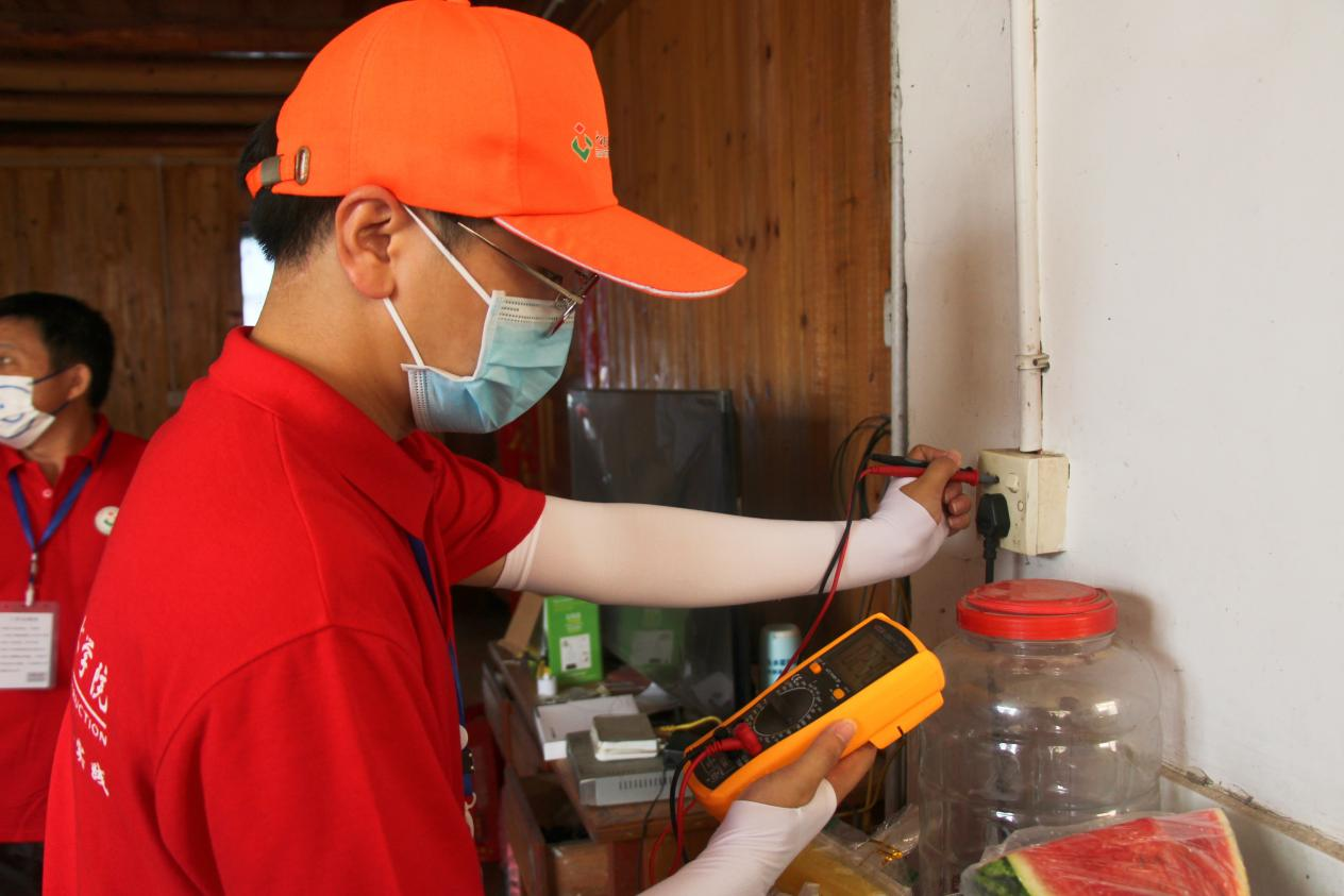 团队成员入户检测用电线路