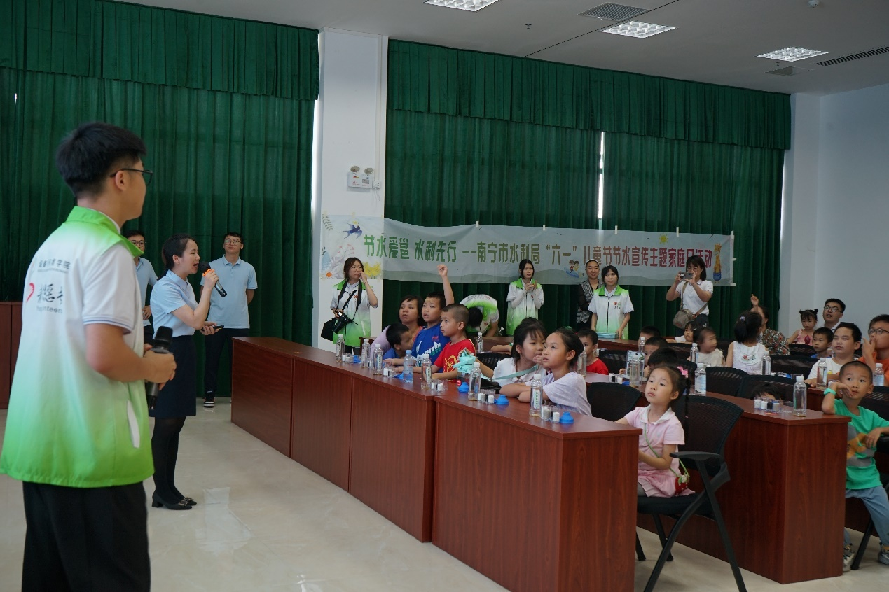 “创智联”志愿者在影视报告厅为小朋友开展净水有奖知识竞答