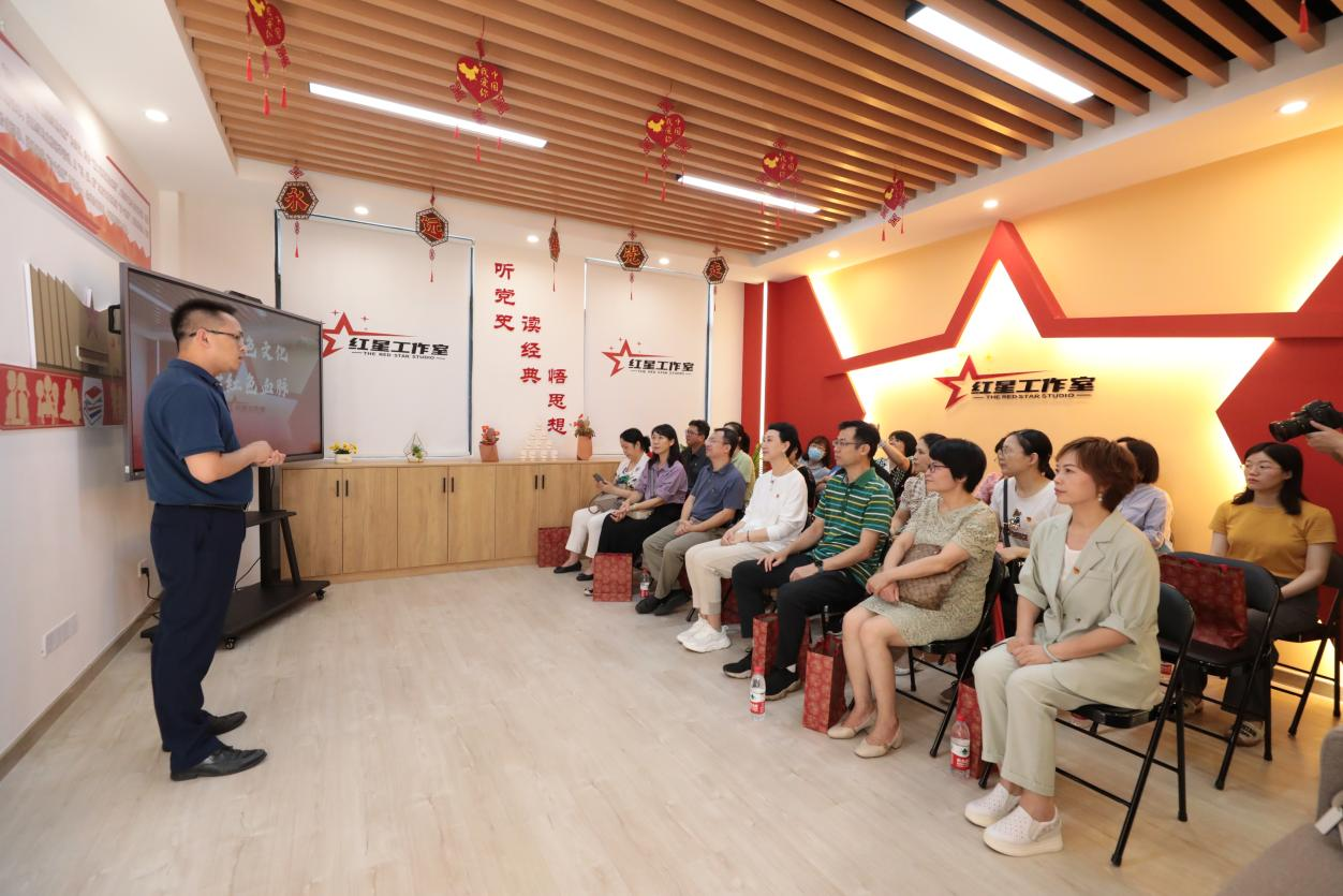 现场参观乐鱼全球最大体育平台_乐鱼(中国)“红星工作室”