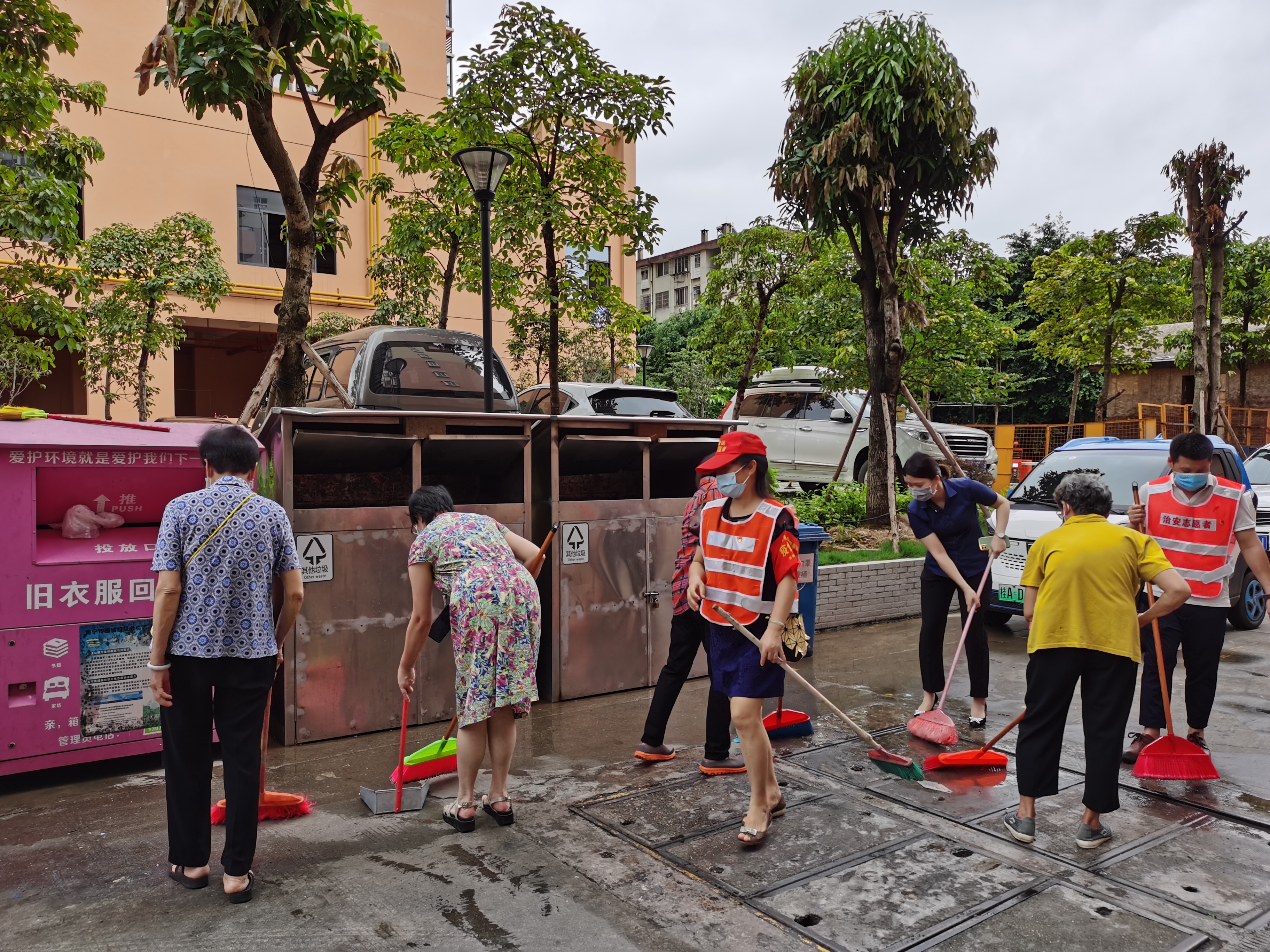 志愿者们正在清扫社区