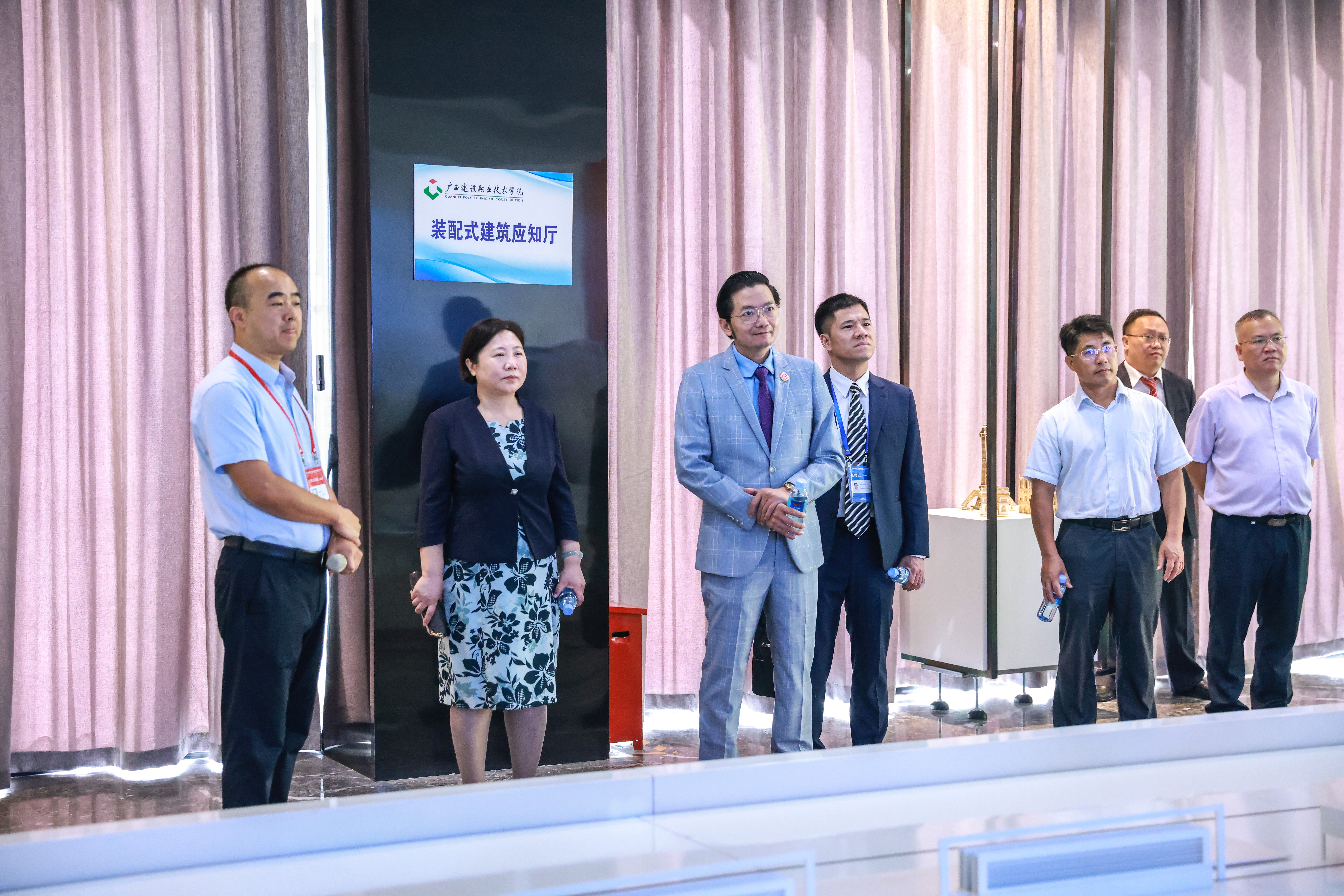 刘晓红书记、伍耿清副院长陪同杜南忠总领事一行参观乐鱼全球最大体育平台_乐鱼(中国)装配式乐鱼全球最大体育平台_乐鱼(中国)实训基地