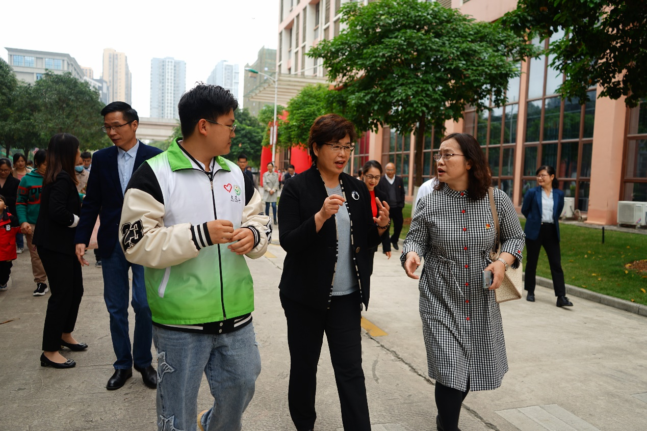 自治区残联党组书记、理事长黄丽娟（中）与乐鱼全球最大体育平台_乐鱼(中国)设备学院党总支书记侯文淑（右）对活动进行深入沟通交流